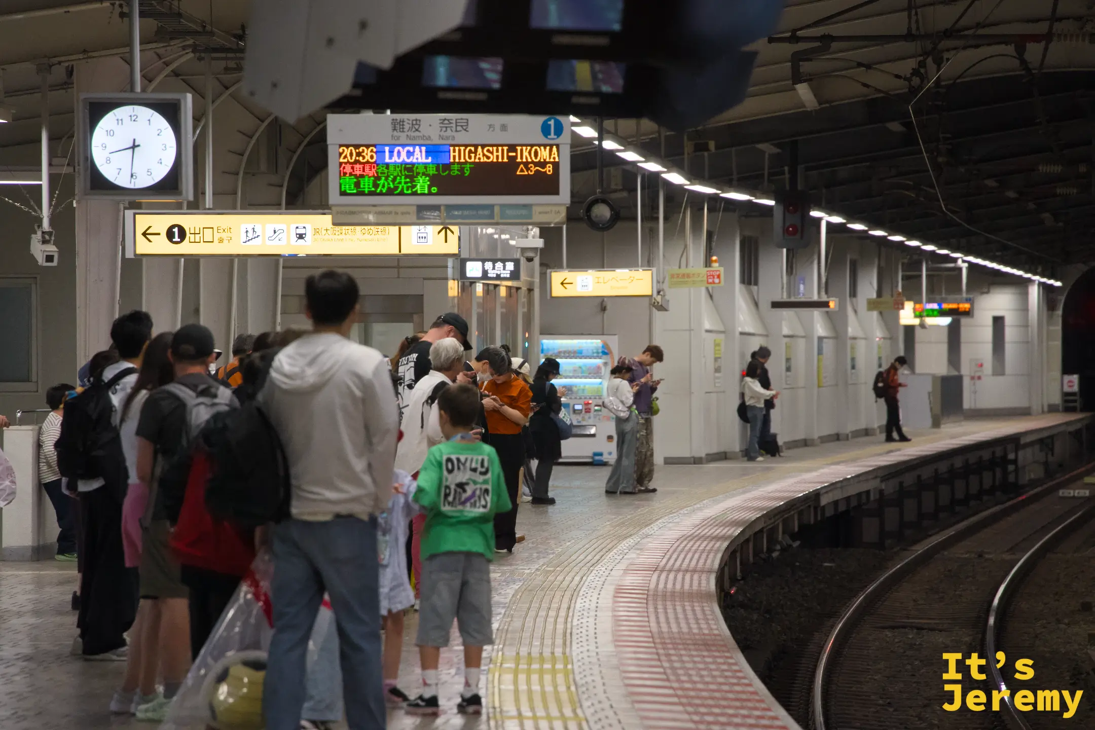 閉園後的月台，即使深夜仍然人聲鼎沸，「先讓車先走」的廣播不停提醒著