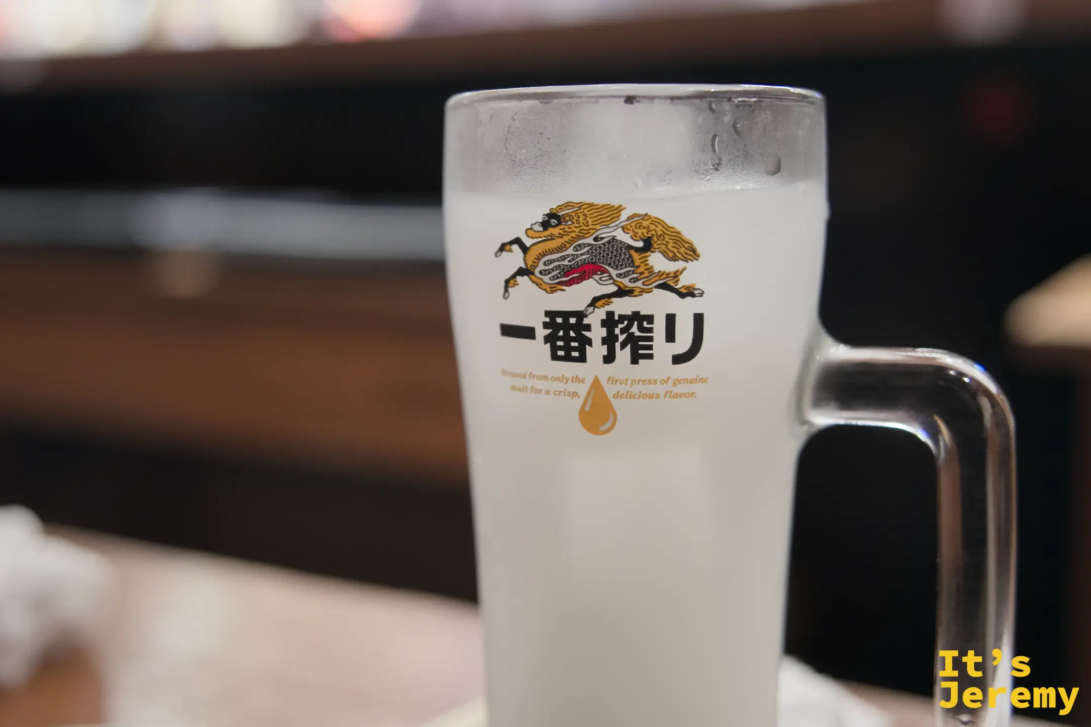 Kirin 一番搾り生啤酒，霜白凍杯端上桌