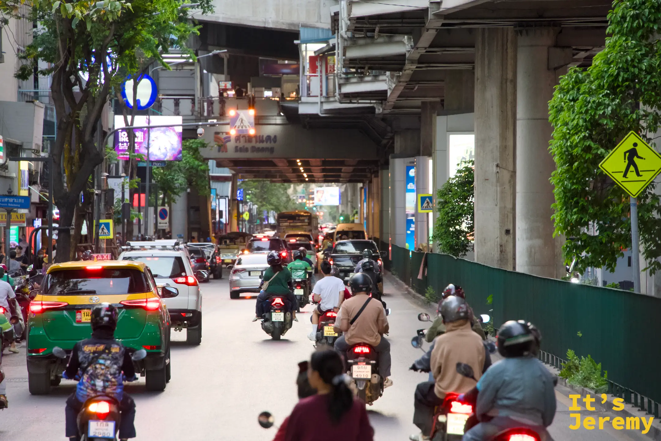 Silom 一帶下班時間的街道與機車車陣