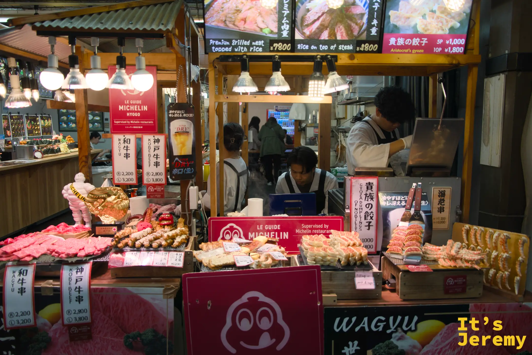 煎餃攤位一景，Michelin 監製標誌與神戶牛擺盤同框