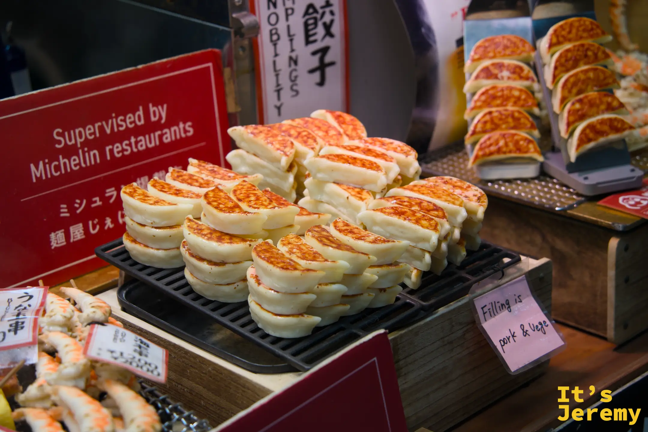 近拍煎餃成品，底部焦脆、整齊堆疊，肉眼就可以看出煎功