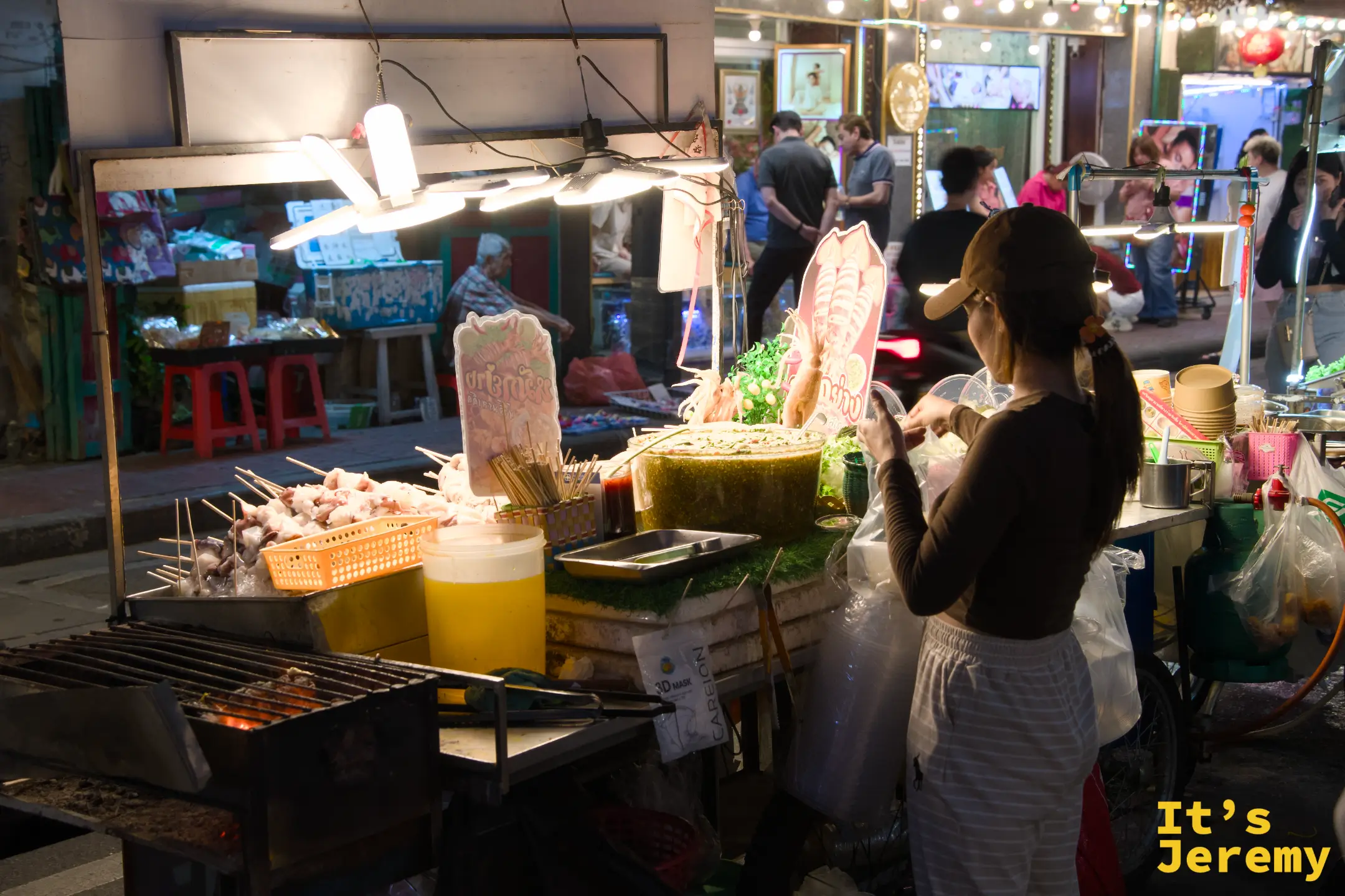 唐人街夜市攤販的熱鬧畫面