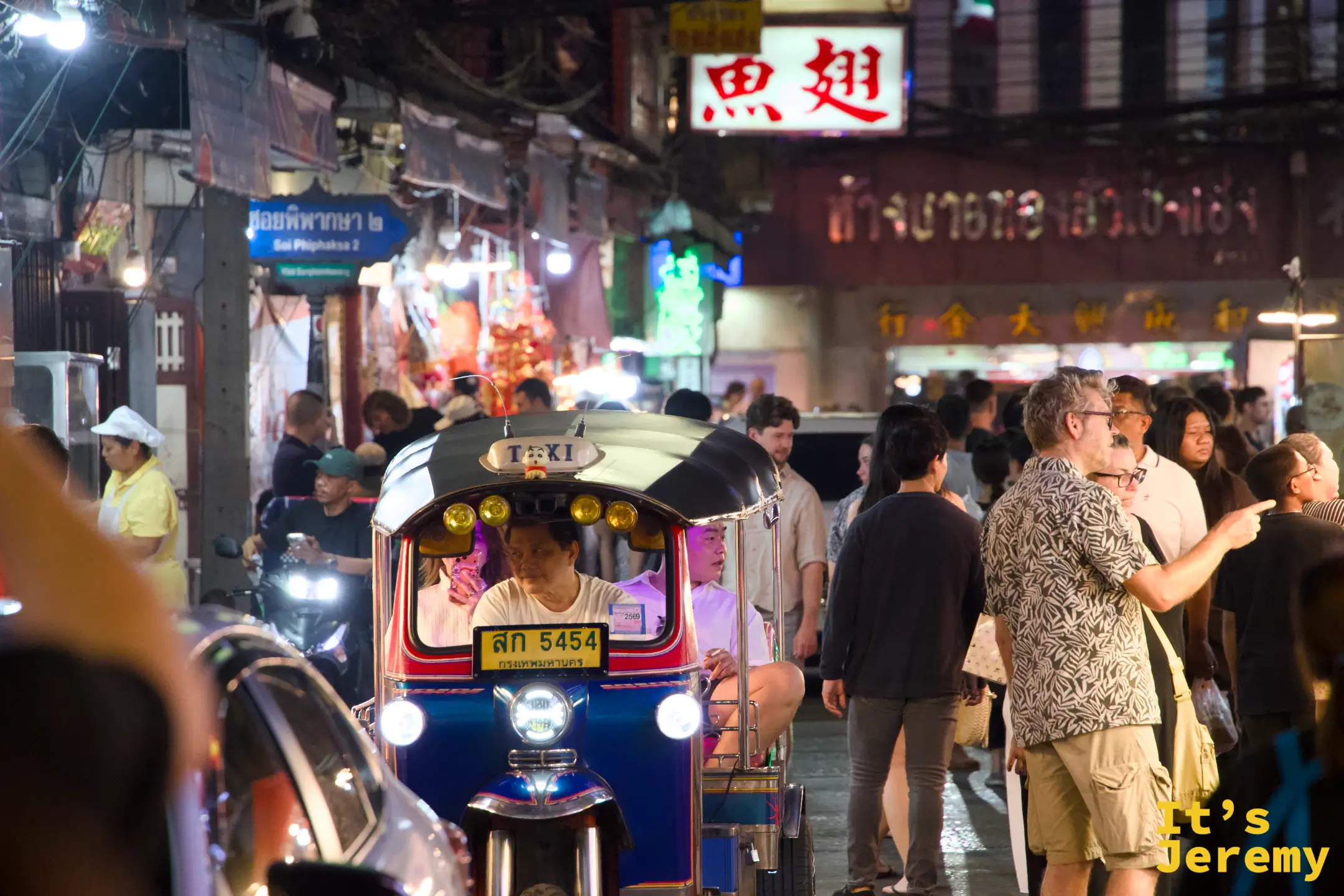 夜市霓虹招牌下熱鬧滾滾的唐人街夜市街景