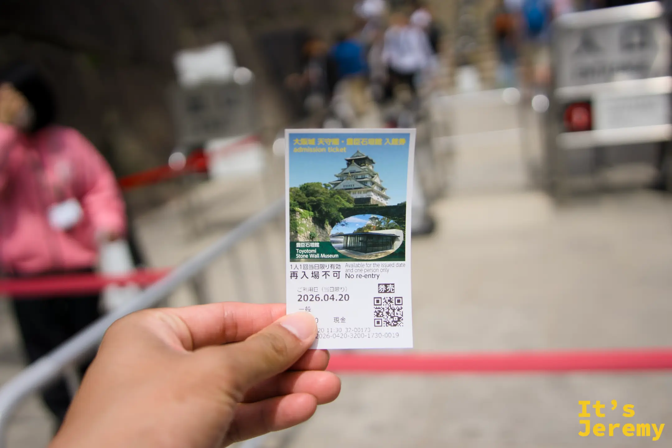 手持大阪城天守閣入場券，票面印有天守閣圖案，日期 2026.04.20