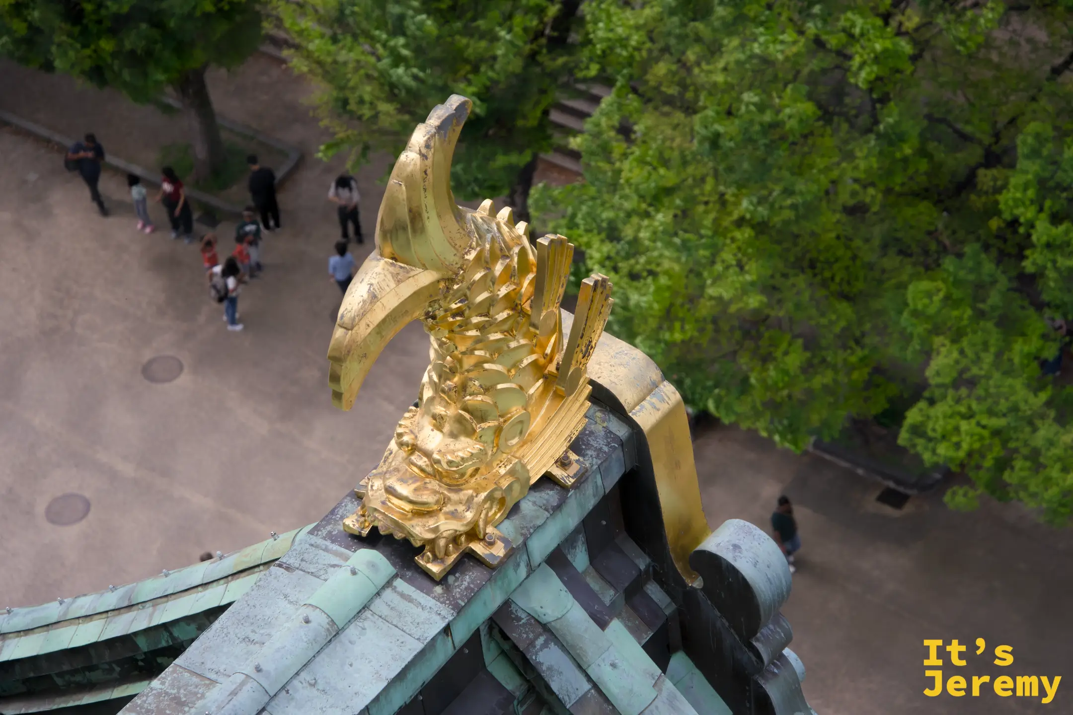 頂層展望台的金鯱近景，下方是城公園和遊客人潮