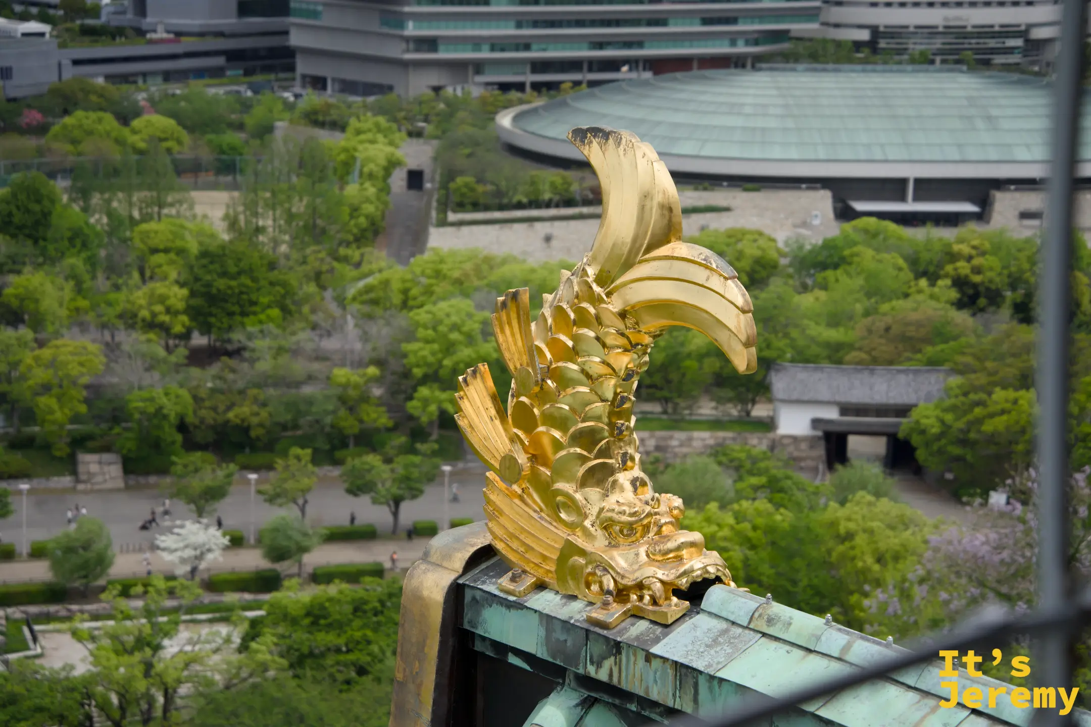 金鯱與京セラドーム（大阪棒球場）在同一畫面，翠銅屋頂和圓頂球場形成對比