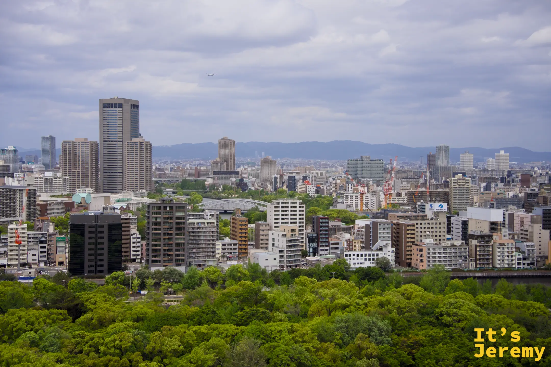 展望台另一方向的大阪市區，城下公園綠意和都市密度形成對比