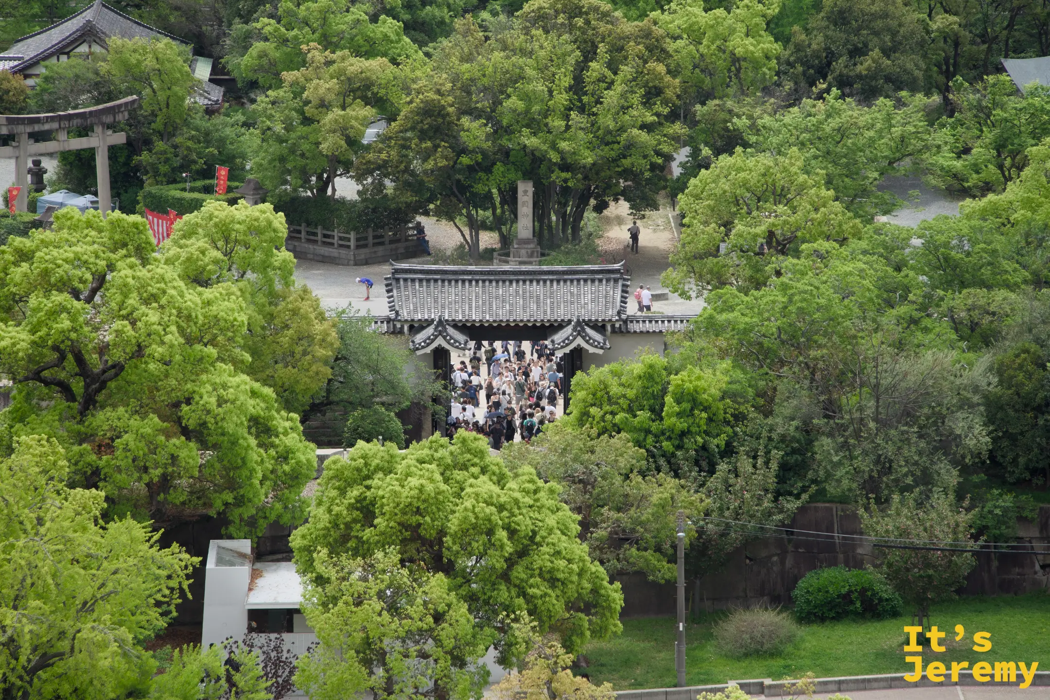 從展望台俯瞰城門廣場，人潮在古老城門與鳥居之間穿梭