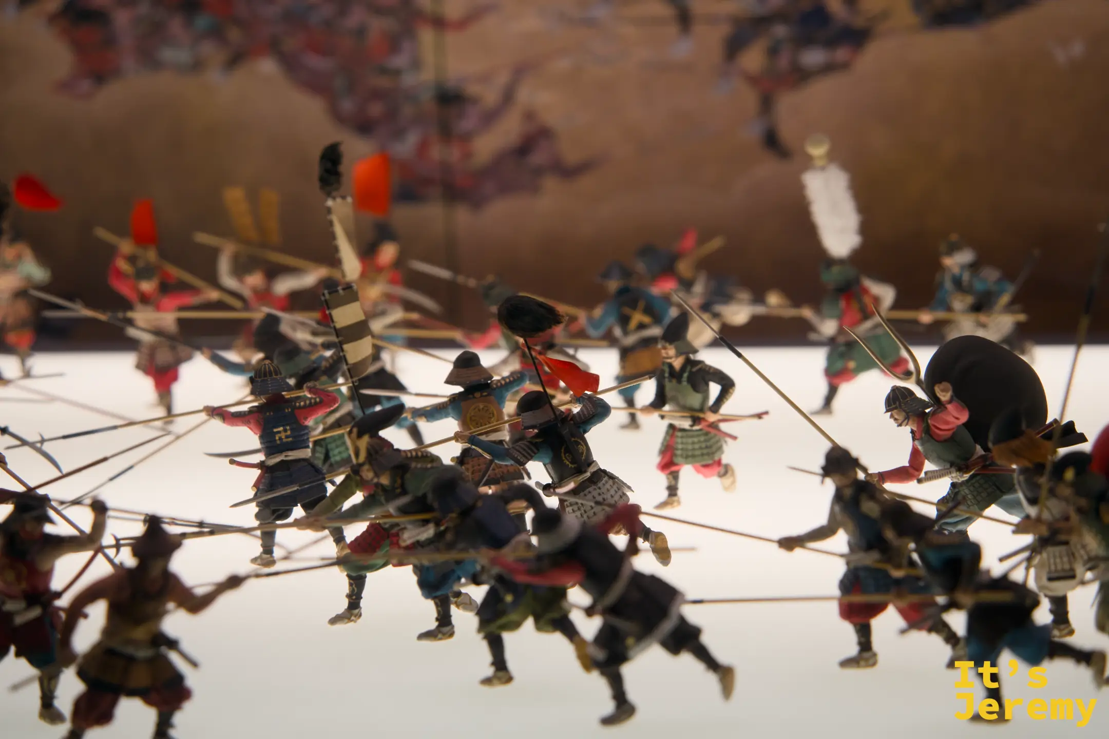 大坂之陣模型另一角度，弓兵與步兵激戰場景，背後是戰場屏風畫