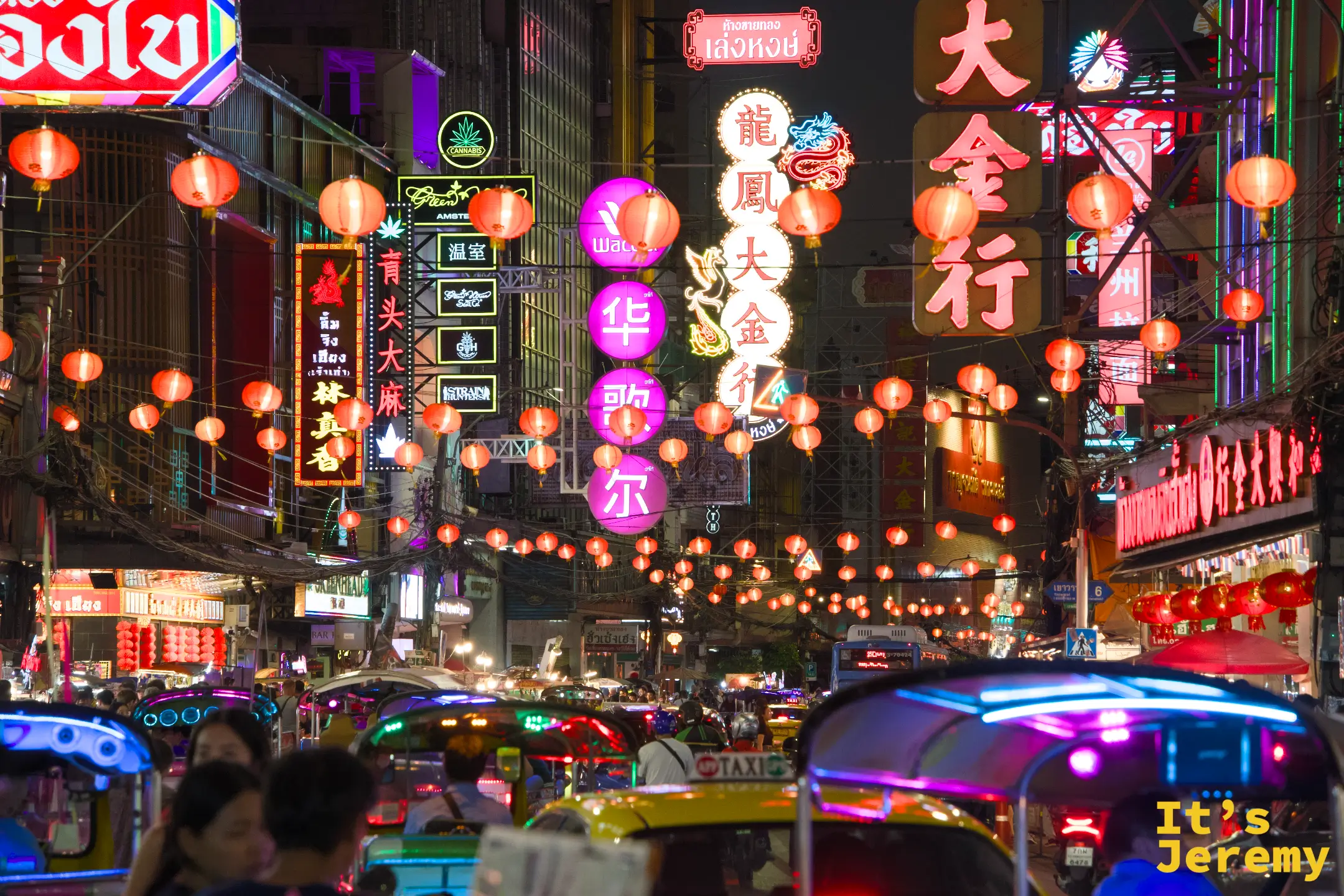 曼谷唐人街耀華力路上各種霓虹招牌交織的經典夜景