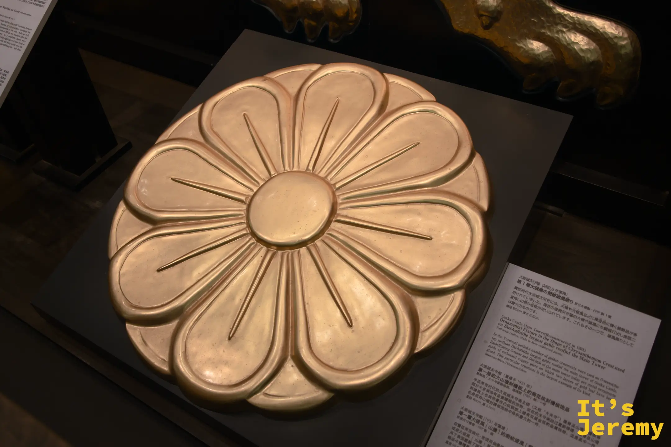 博物館展示的金色菊花紋章復原品，直徑超過一公尺