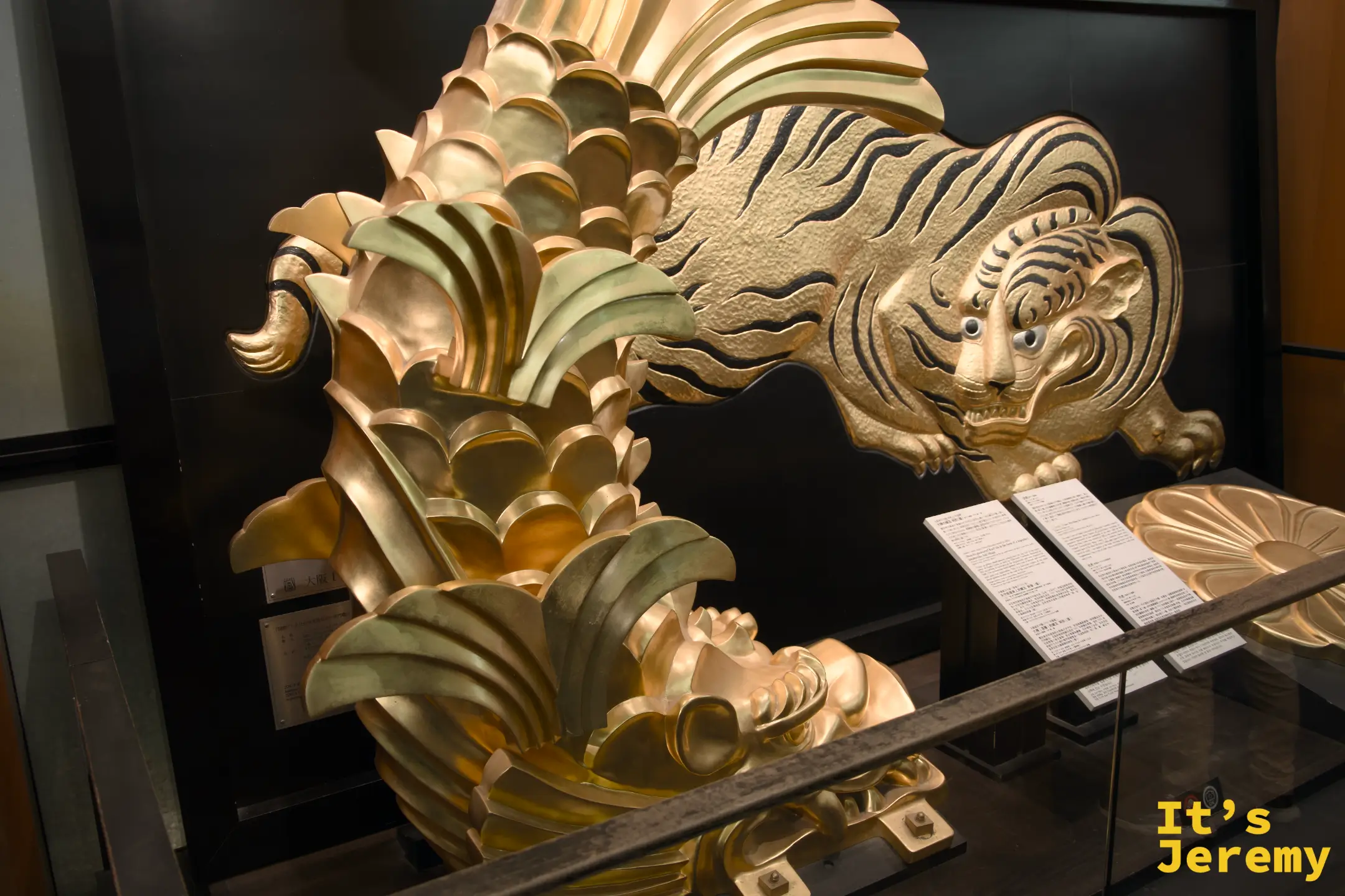 展示廳內的金色大虎鯱復原模型，搭配文物解說牌