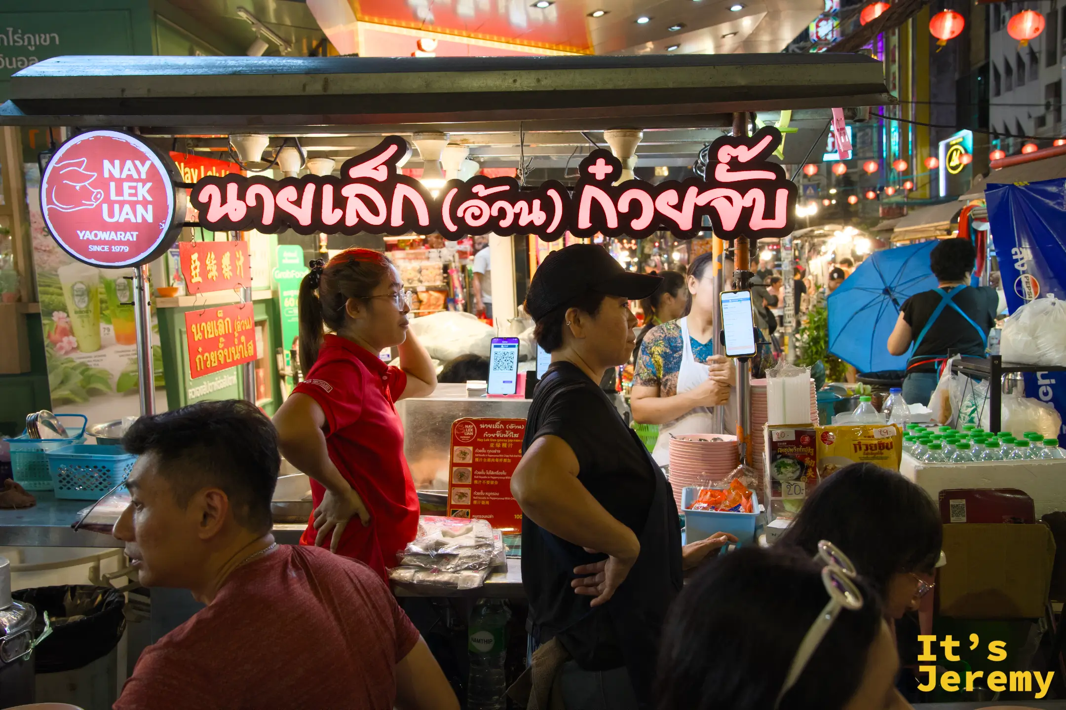 亞綠粿汁攤位整體與工作中的師傅