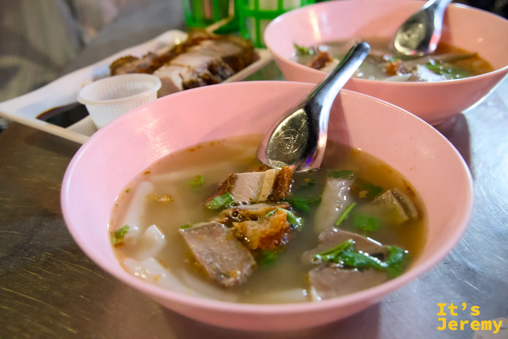 亞綠粿汁招牌「粿汁全部肉每樣都加」60 泰銖的特寫