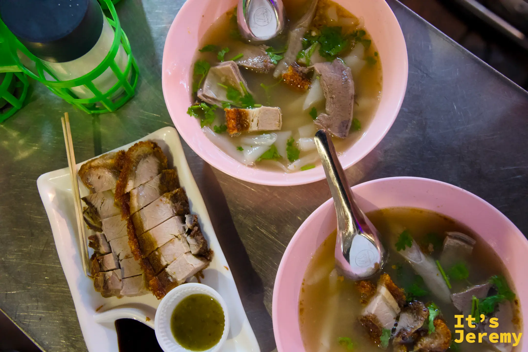 亞綠粿汁滿桌的招牌餐點合照：兩碗粿汁全部肉與一份單點脆皮豬