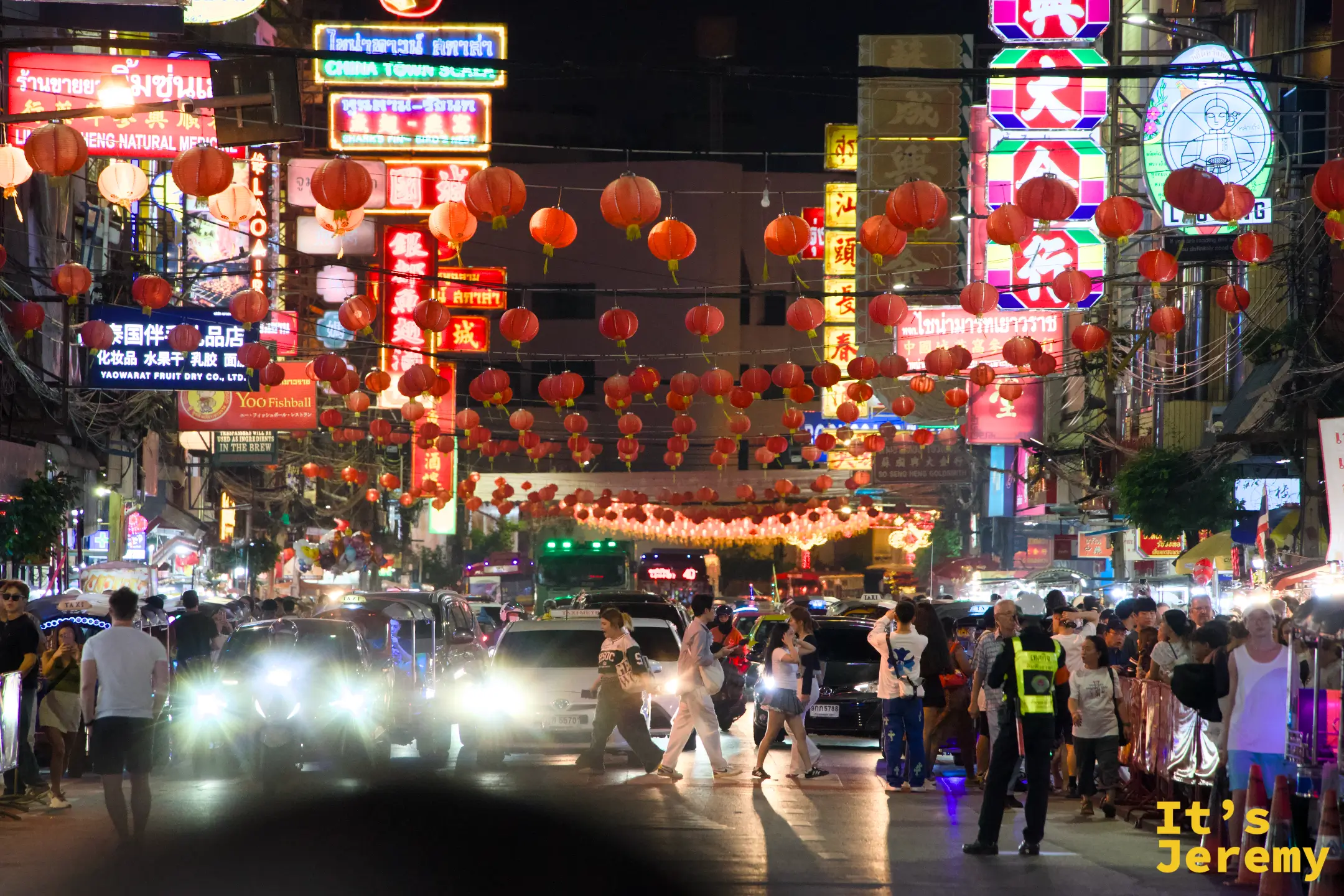 夜晚的唐人街耀華力路街景與來來往往的路人