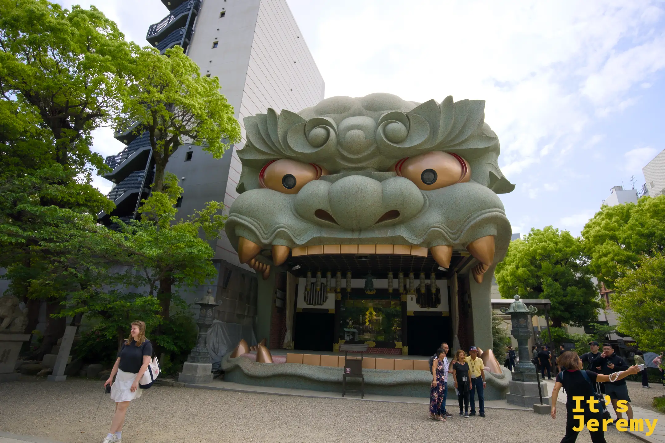 難波八阪神社獅子頭舞台全景，觀光客在前方留影