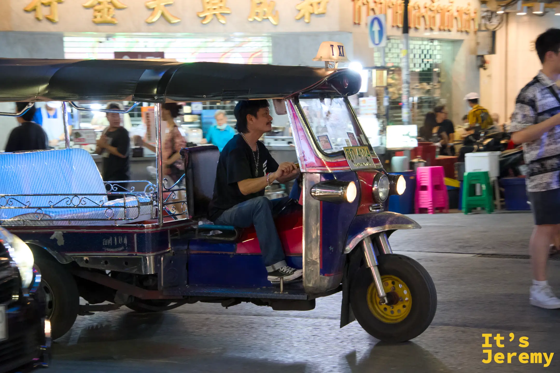 唐人街耀華力路上正在行駛的嘟嘟車