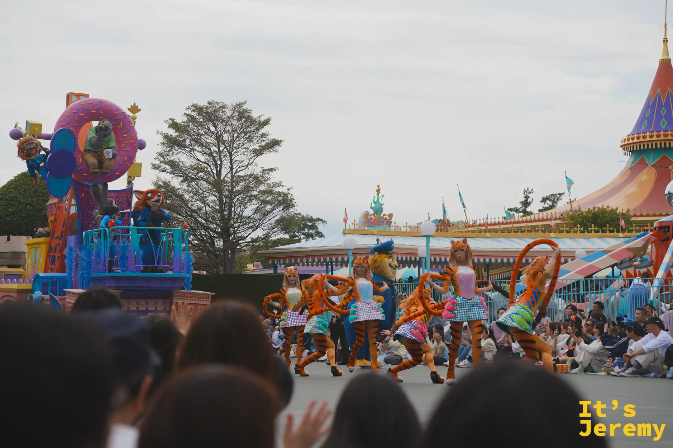 Zootopia 主題花車，Judy Hopps 站在巨型甜甜圈造型旁