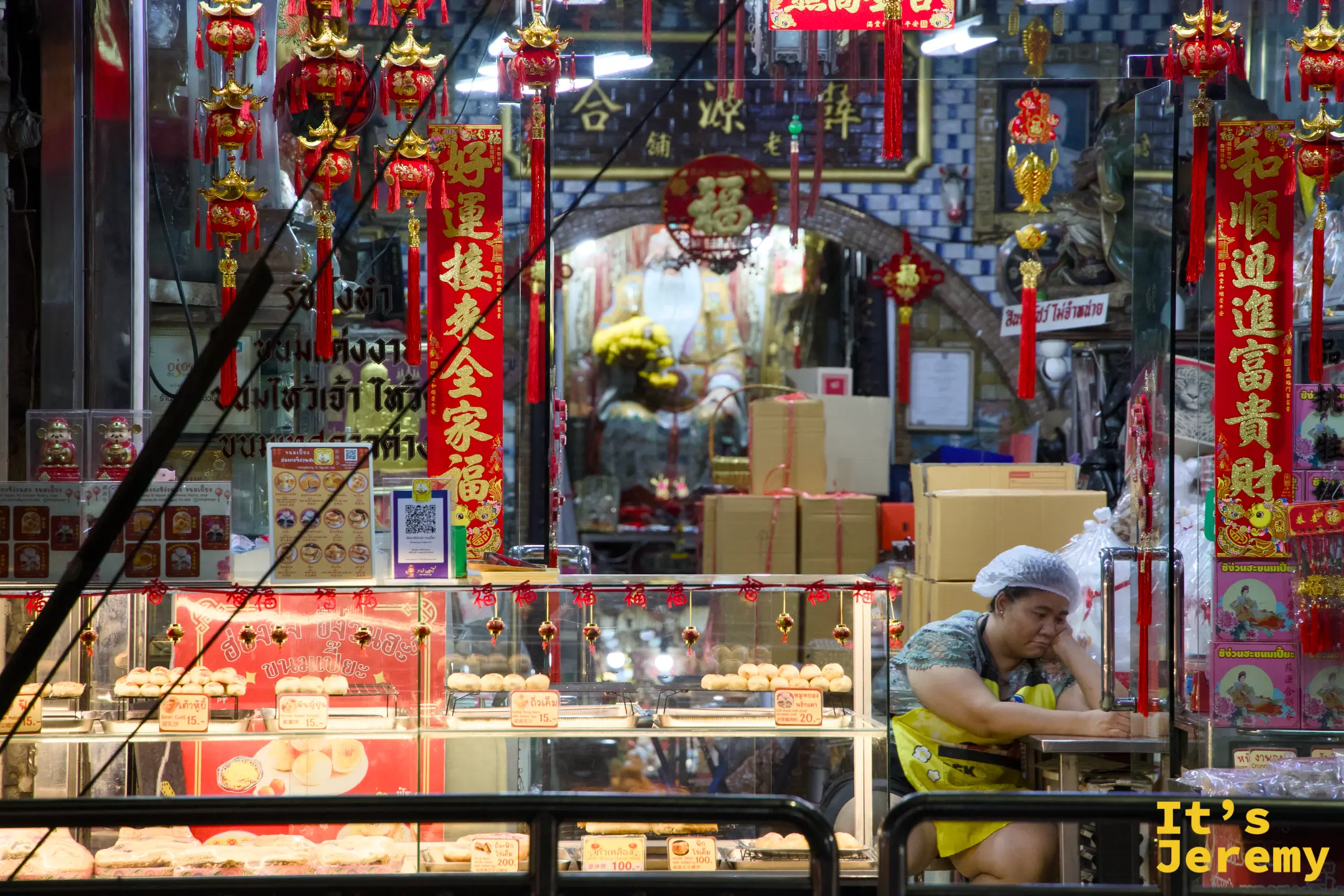 唐人街店內沒客人在滑手機的店員，巷弄裡常見的生活感畫面