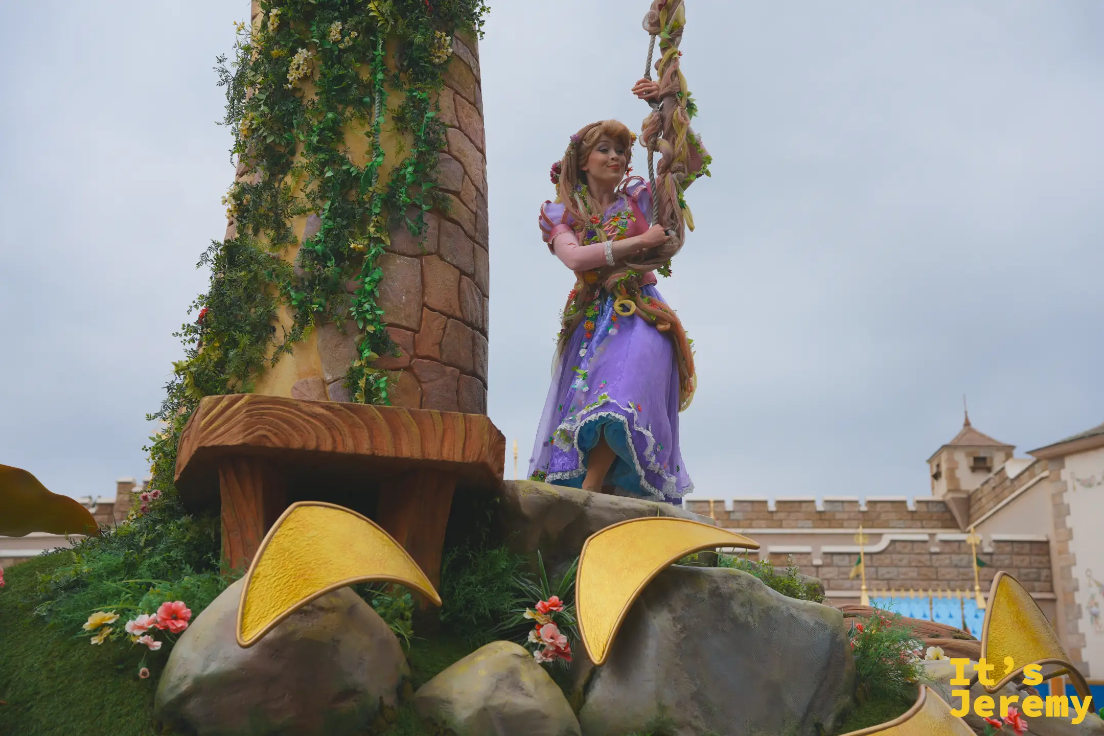 《魔髮奇緣》樂佩（Rapunzel）抓著長辮從塔上俯身