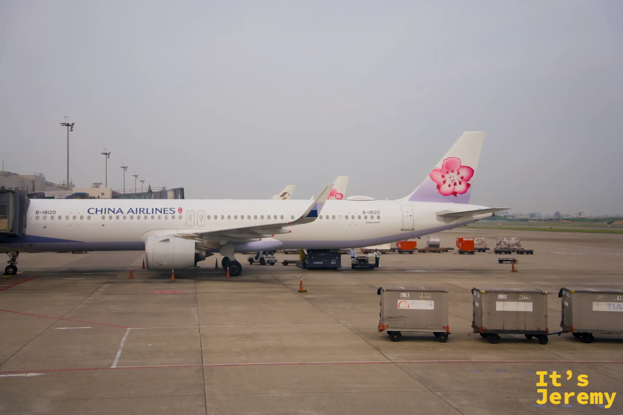 停機坪上的中華航空 A321 客機,機鼻印著品牌名稱,尾翼是熟悉的梅花標誌