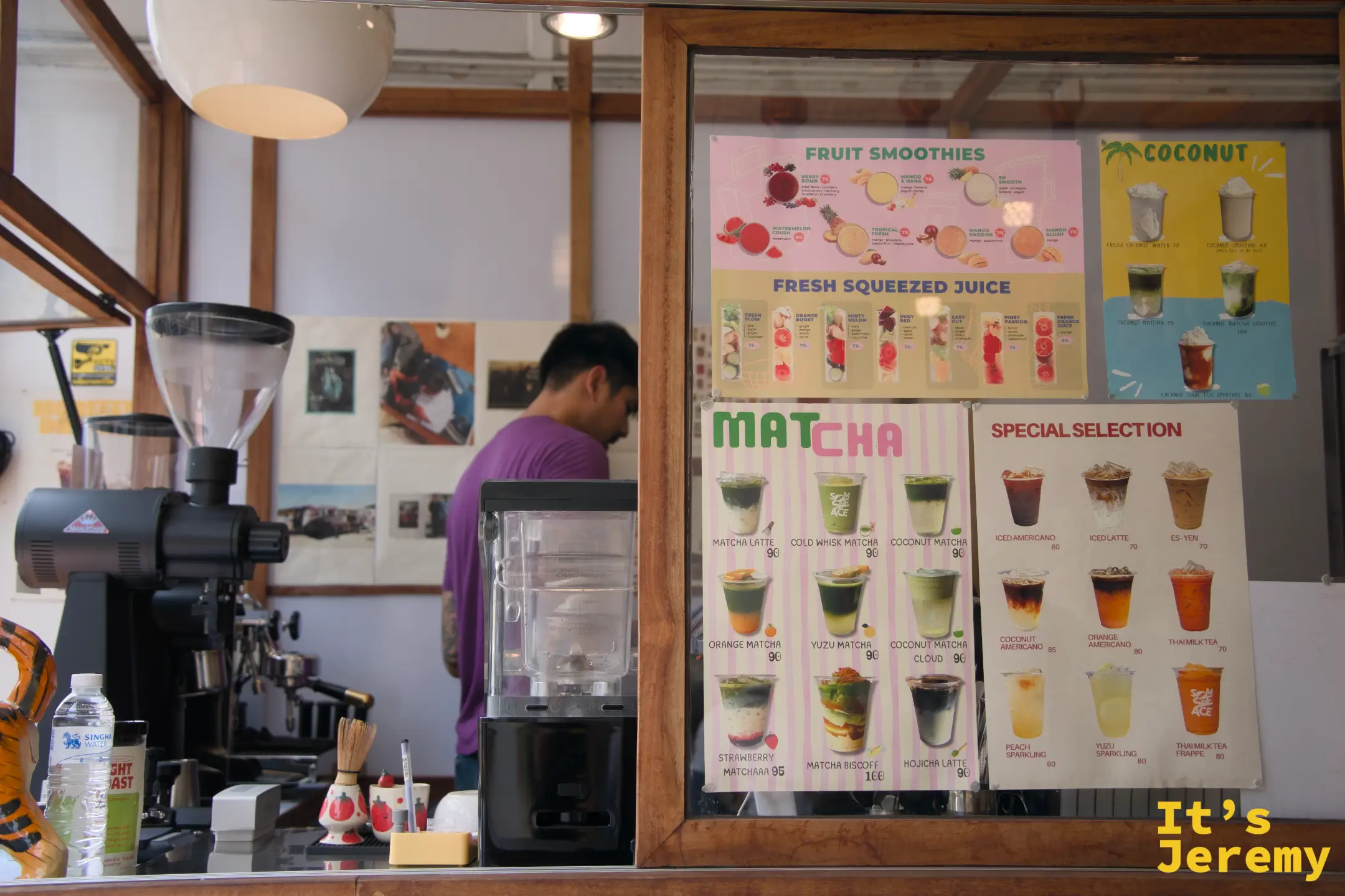飲料攤窗口,菜單分為抹茶、特選飲品、果汁等區塊,選項豐富