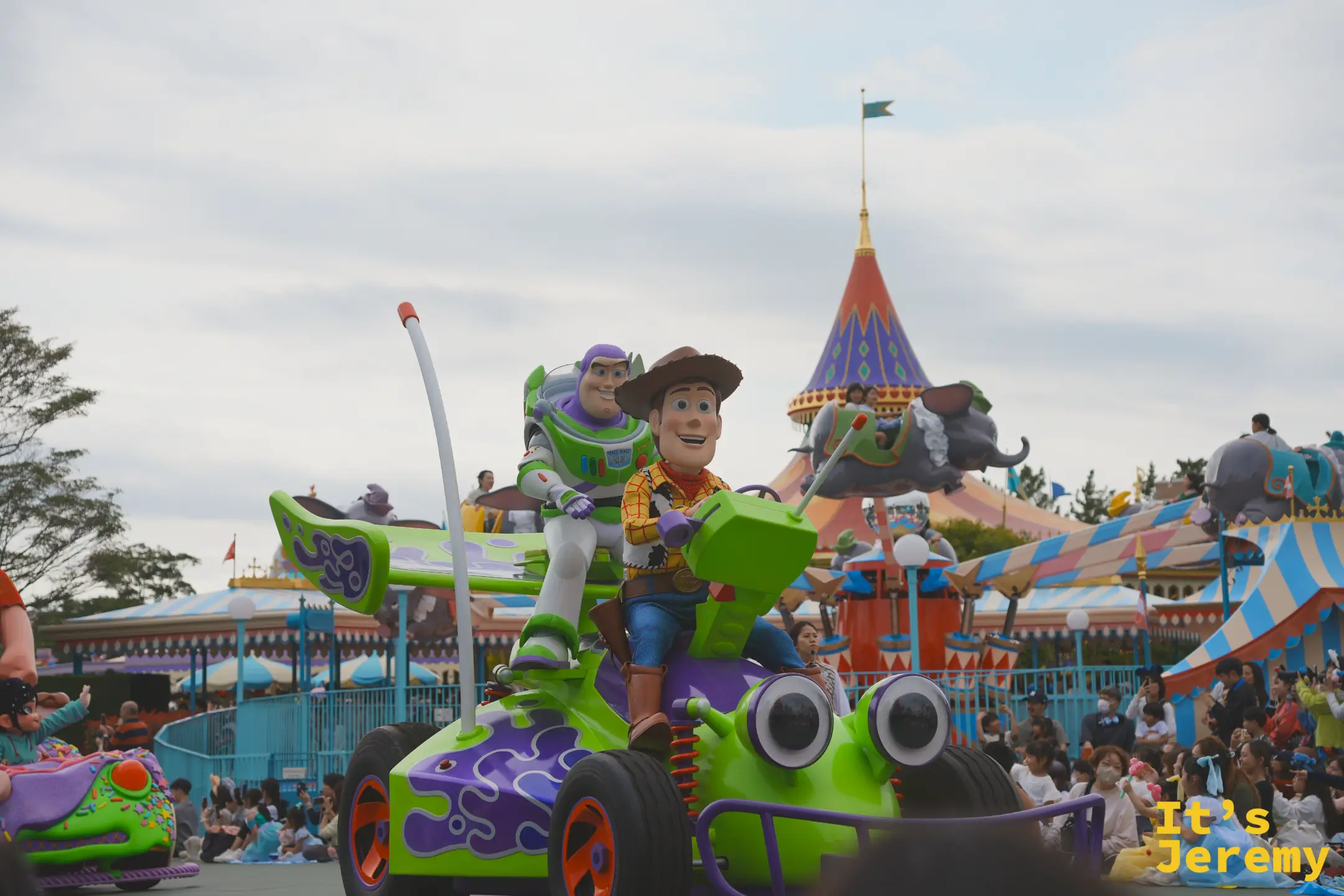 巴斯光年（Buzz Lightyear）與胡迪（Woody）坐在外星人造型花車上