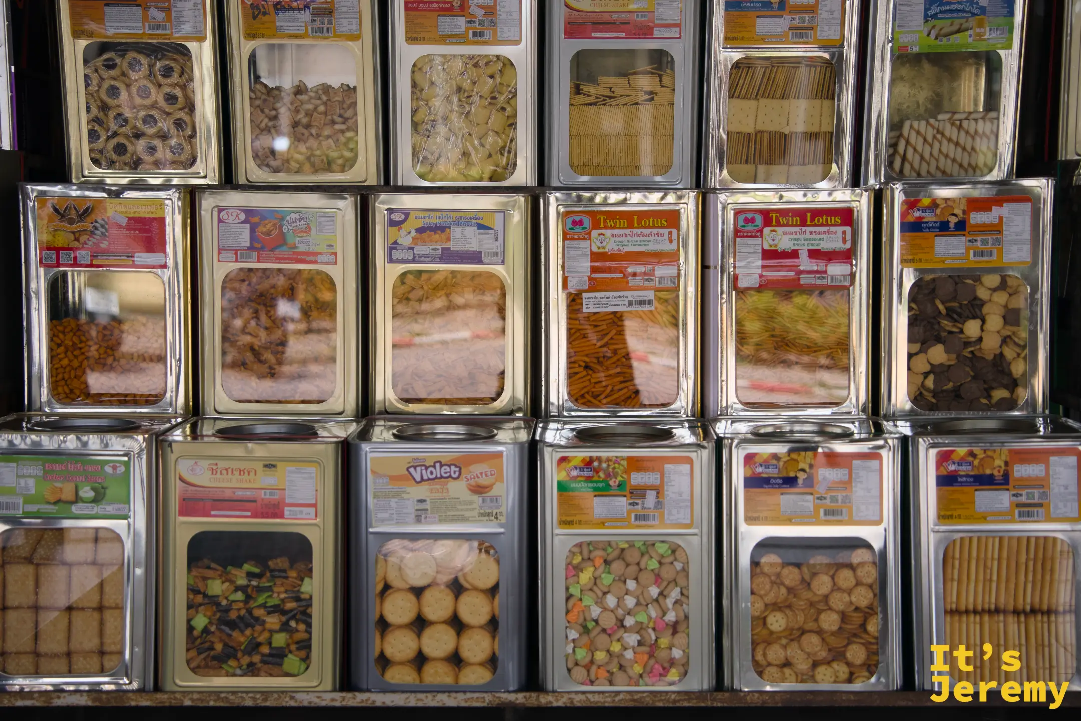 整排金屬托盤上整齊陳列著各式品牌餅乾和零食,散發復古懷舊氣息