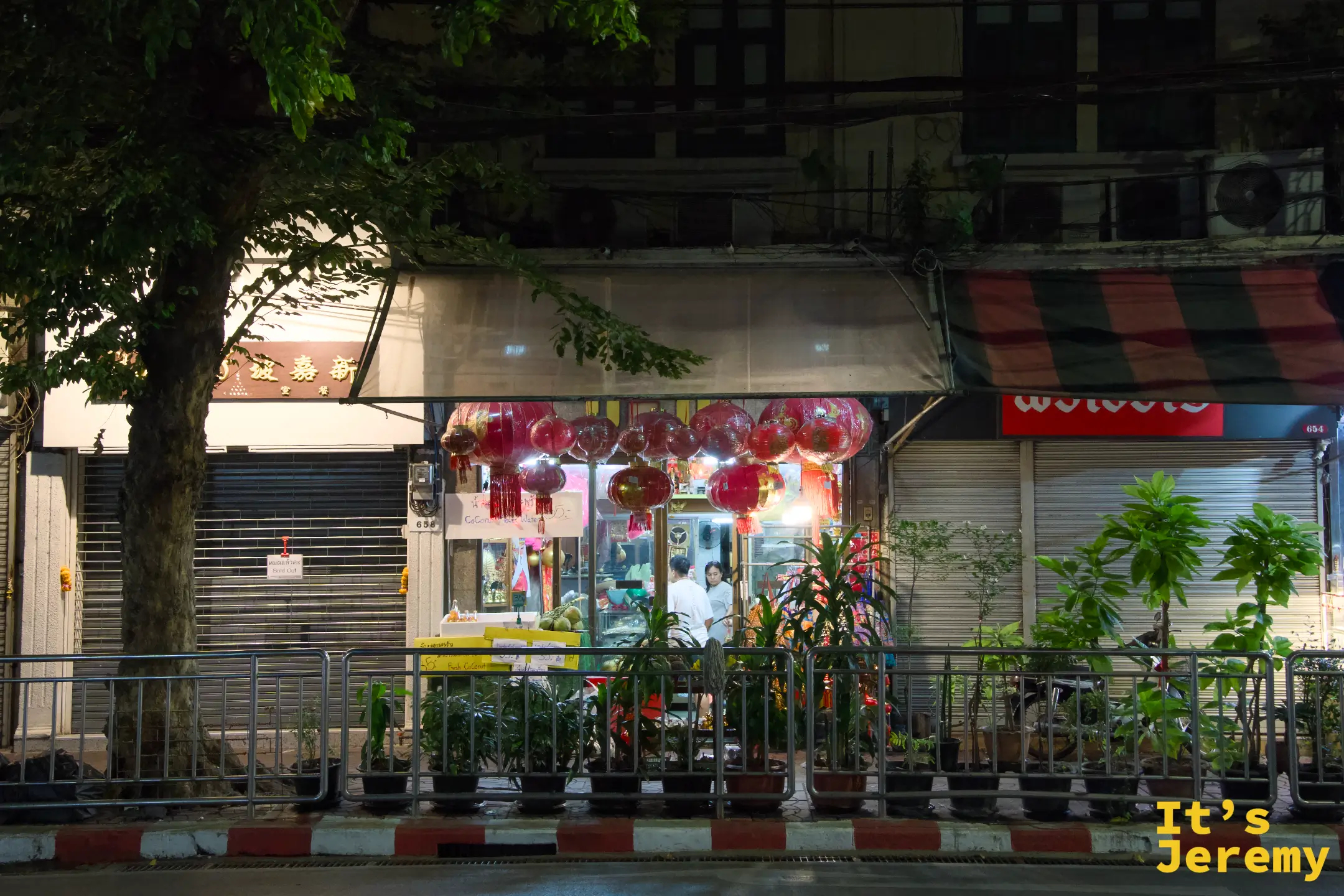 唐人街夜晚的店面街景——一張為這趟旅程收尾的畫面