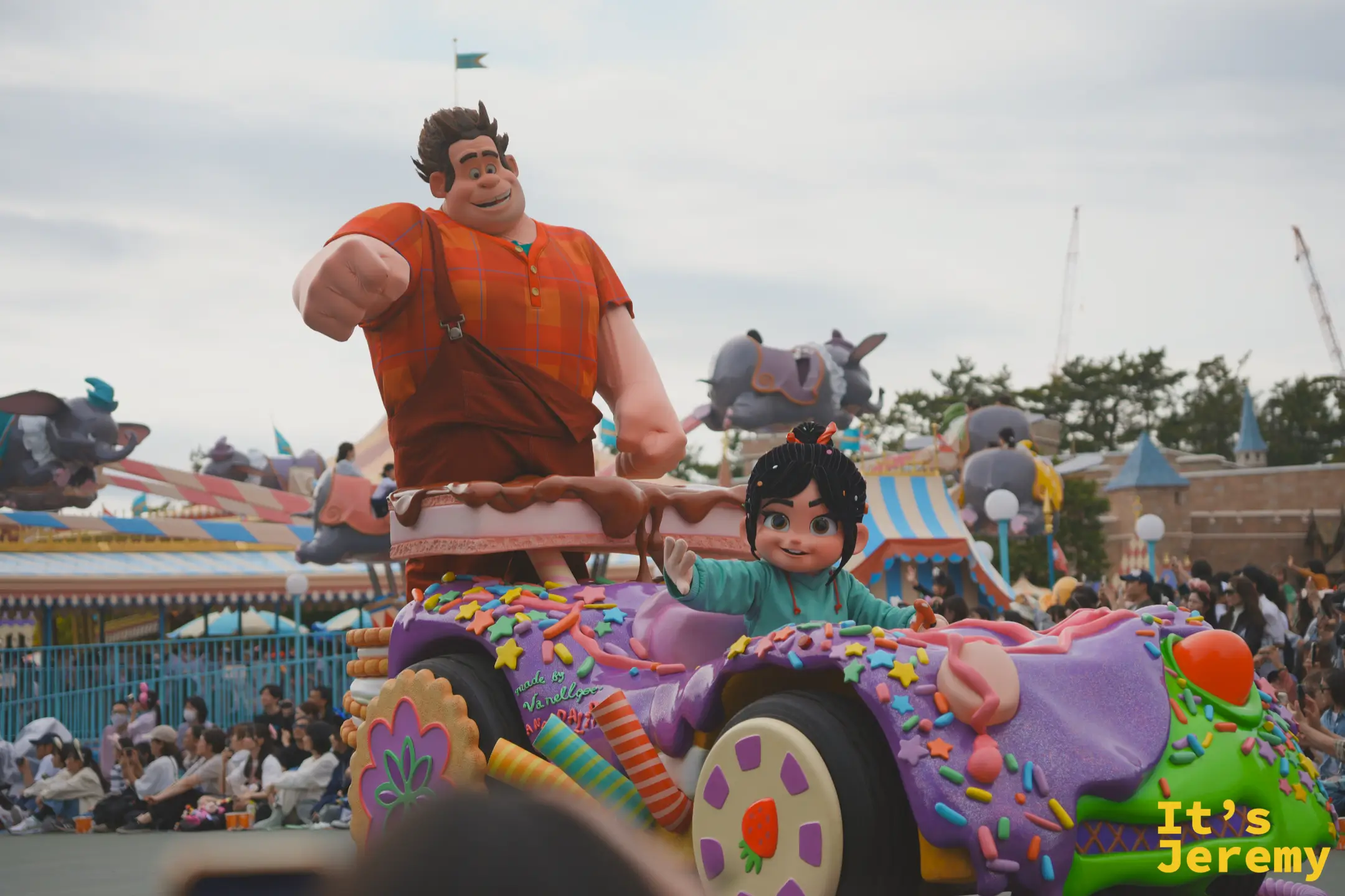 《無敵破壞王》的阿爾夫（Ralph）和甜心（Vanellope）站在糖果造型花車上