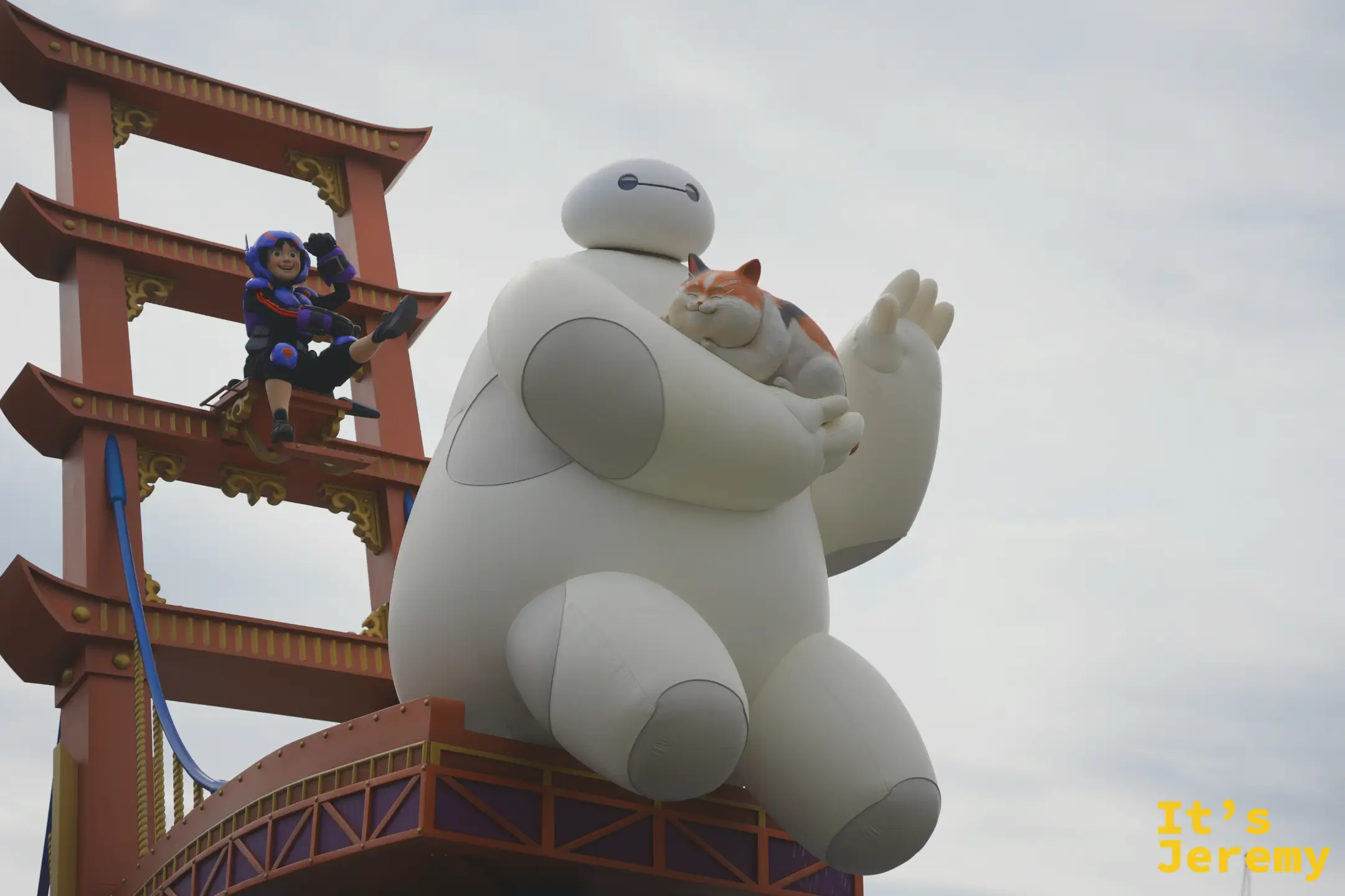 《大英雄天團》杯麵（Baymax）與阿浩（Hiro）的巨型花車