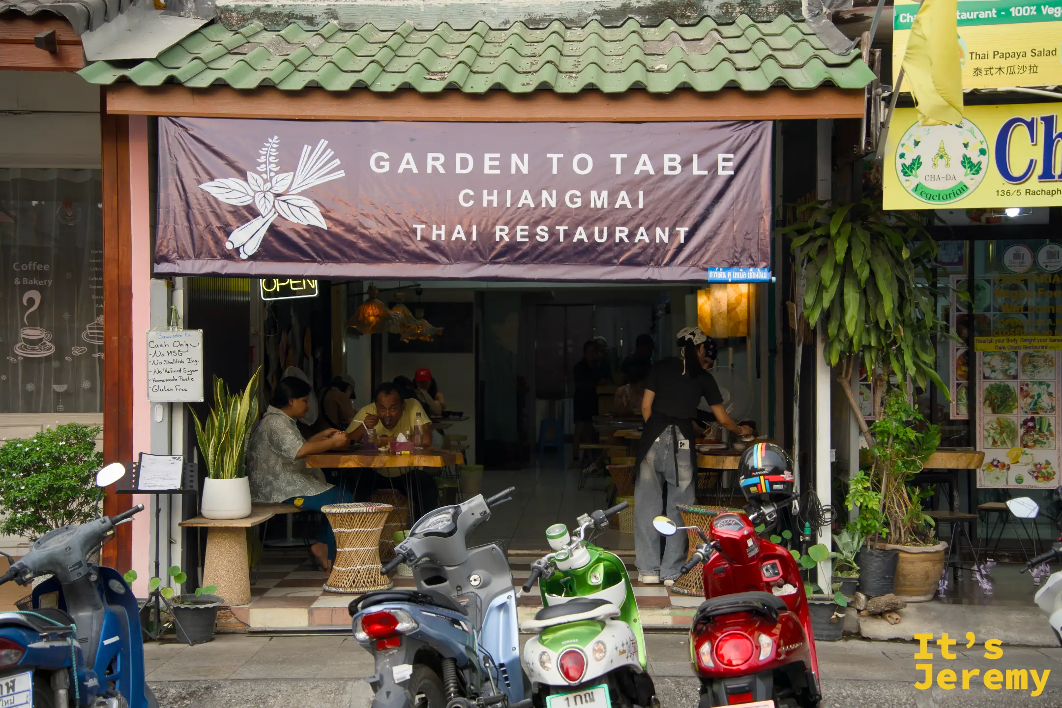 Garden to Table Chiangmai 店門口，招牌清晰可辨，門前停著幾輛機車