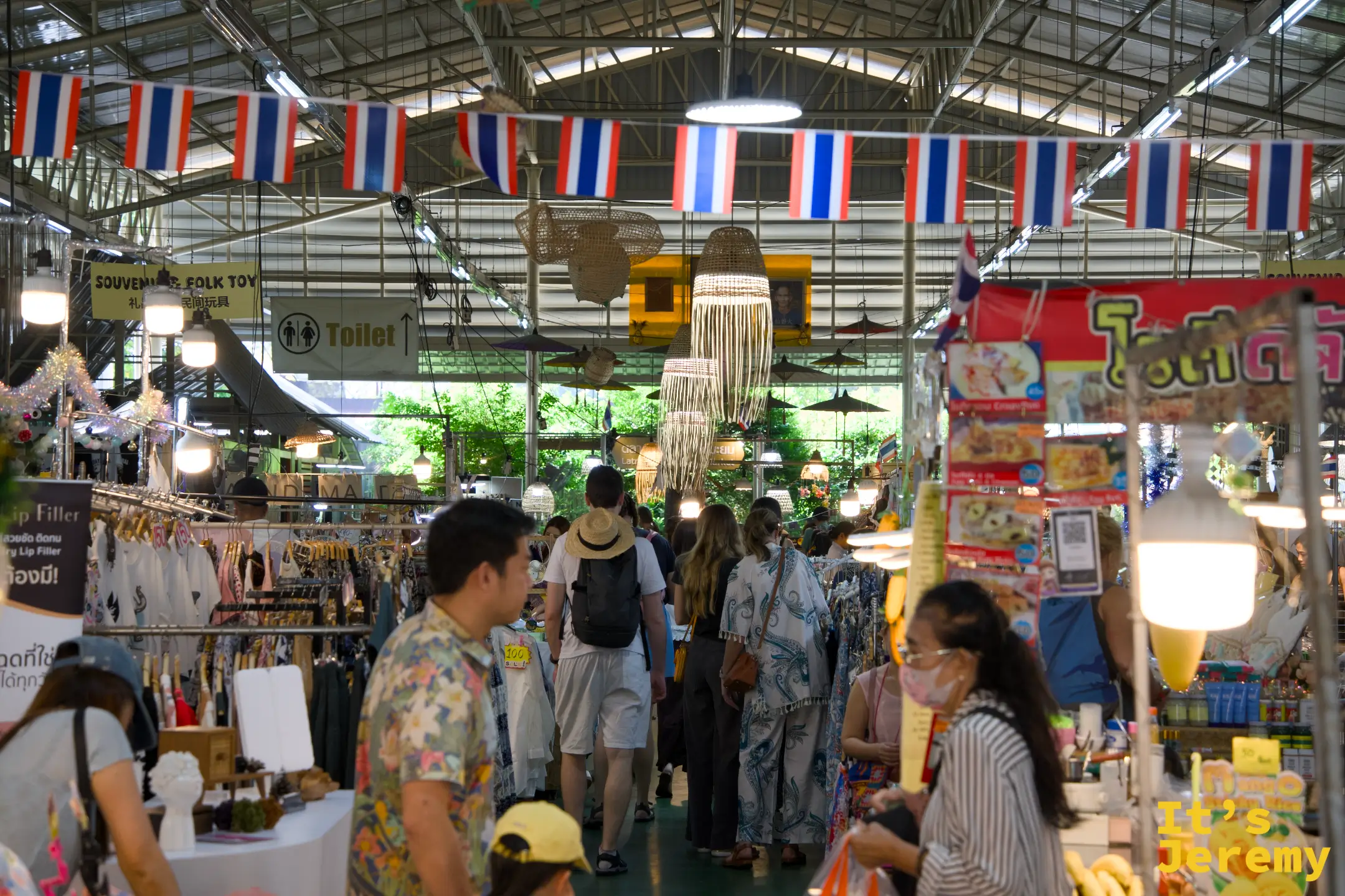 週六中午的市場通道，幾乎都是泰國本地人