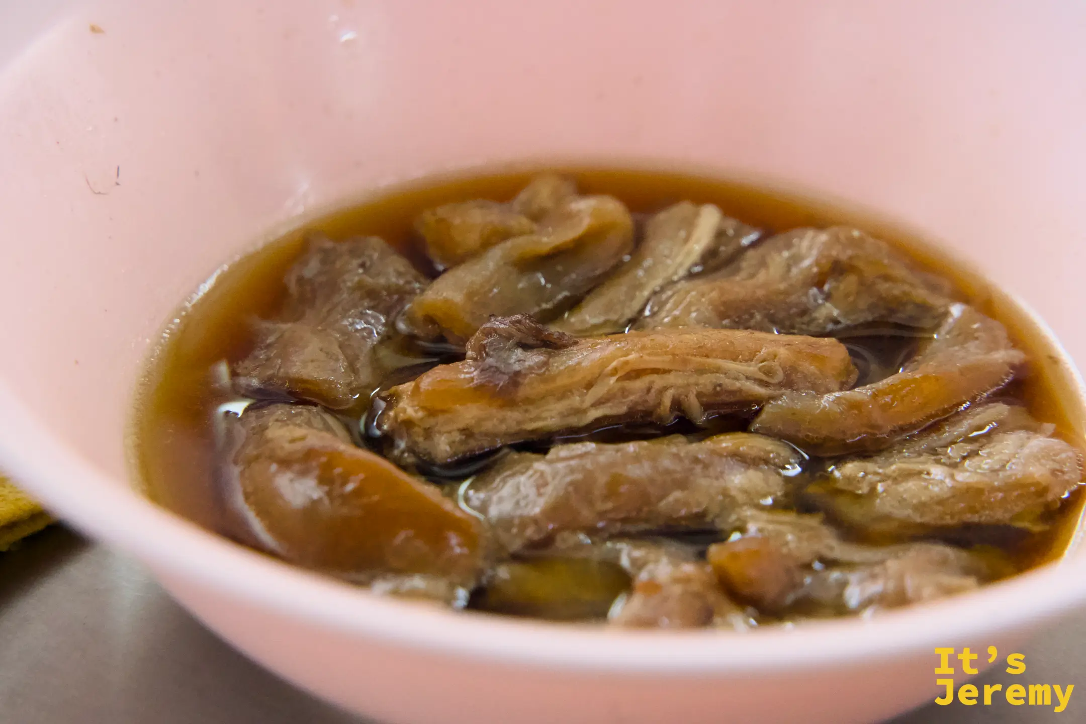 深色滷汁牛肉燉得透亮，滿碗的軟嫩肉塊