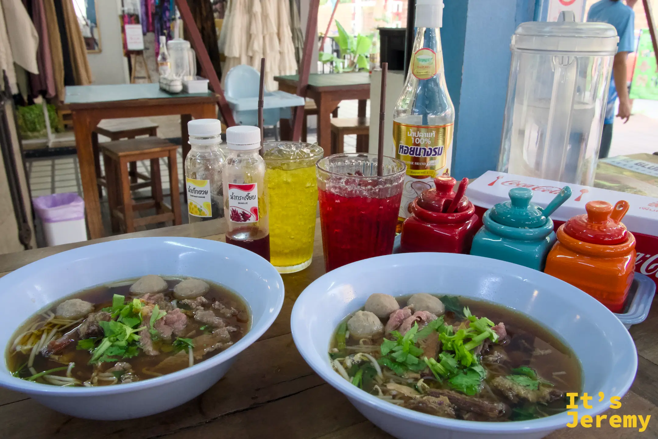 🇹🇭 清邁美食｜Blue Noodle ก๋วยเตี๋ยวเนื้อสีฟ้า：古城旁老字號紅燒牛肉麵，滷汁濃到讓人想連碗都喝光