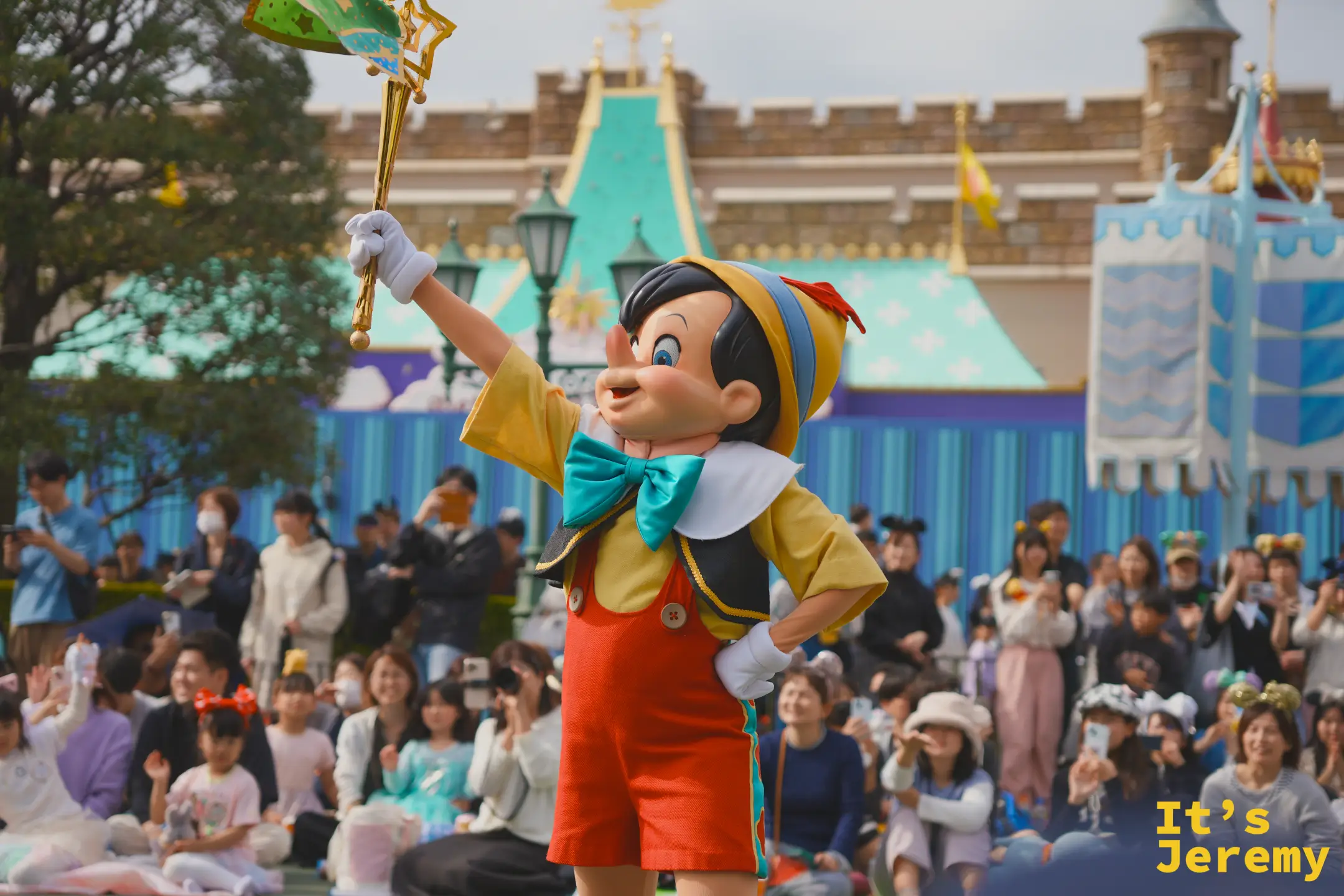 皮諾丘高舉星星魔杖站在舞台上