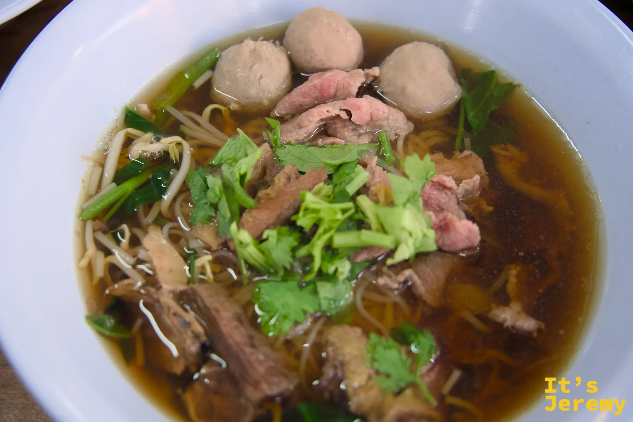 Sen Yai 完成品特寫，牛肉丸、薄切牛肉、細麵、豆芽、香菜一碗俱全