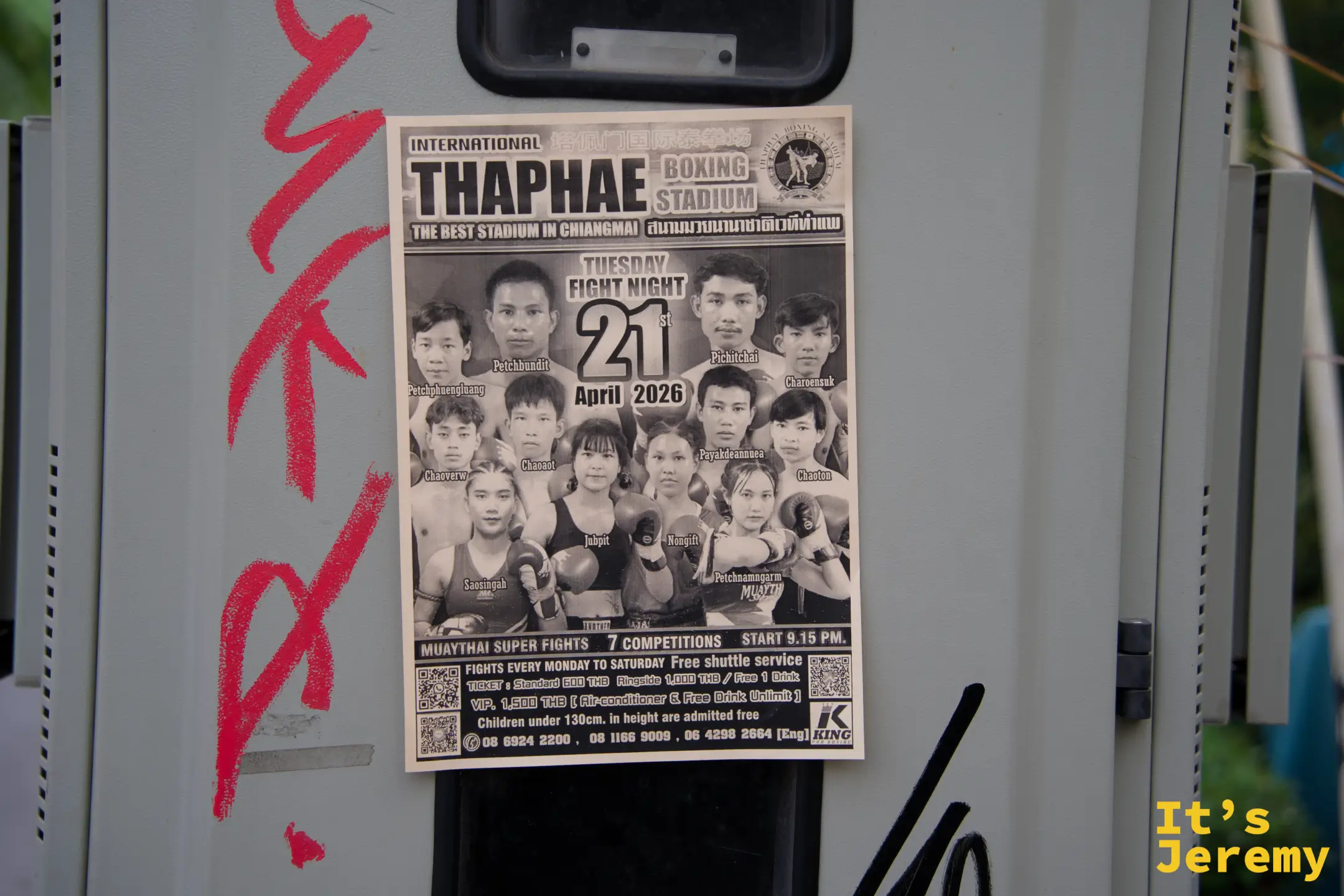 電桿上貼著 Thaphae Boxing Stadium 的泰拳賽事海報,選手臉孔在街道旁靜靜等人注意