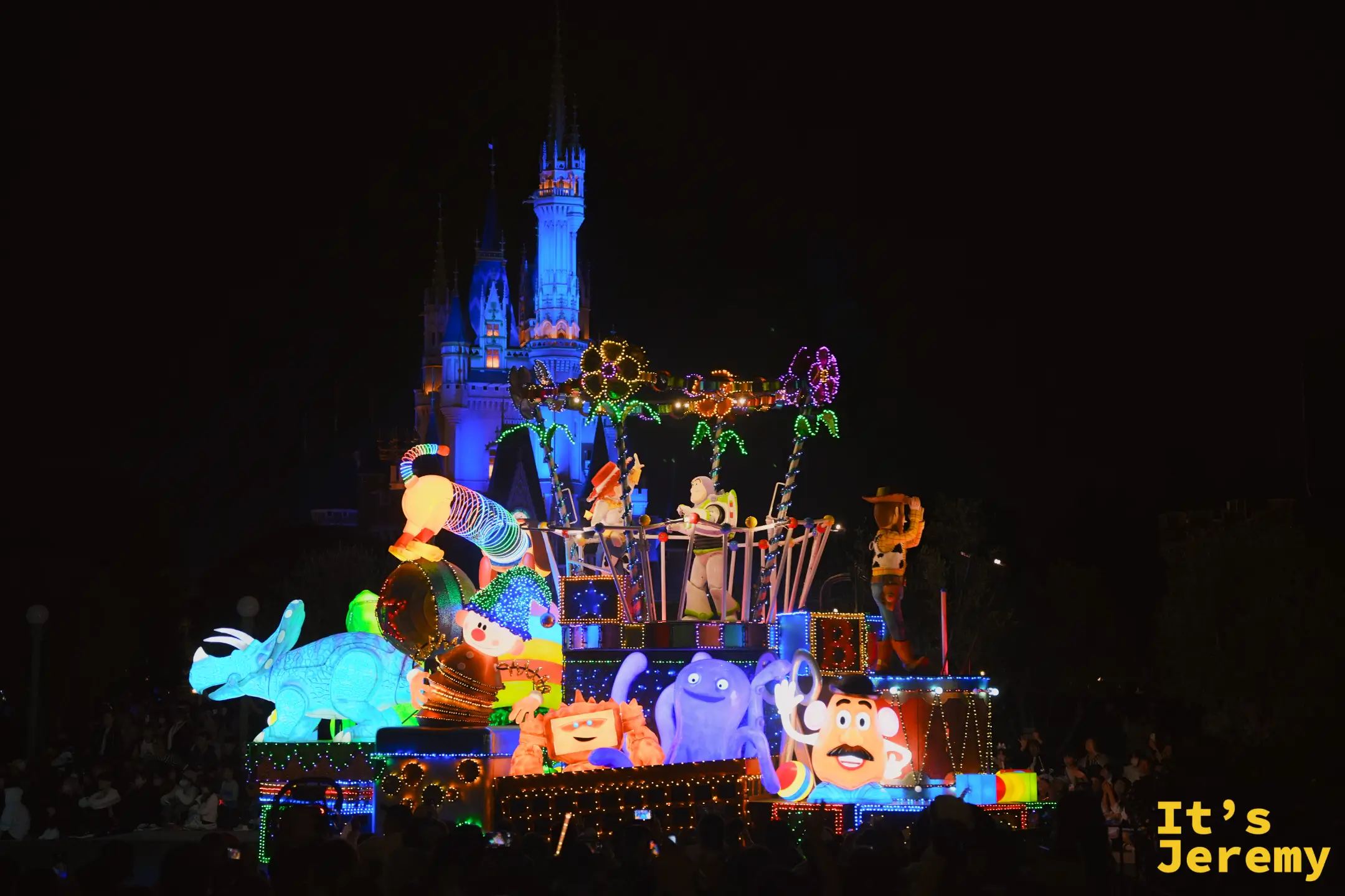 玩具總動員的夜間遊行花車，全身 LED 燈亮起