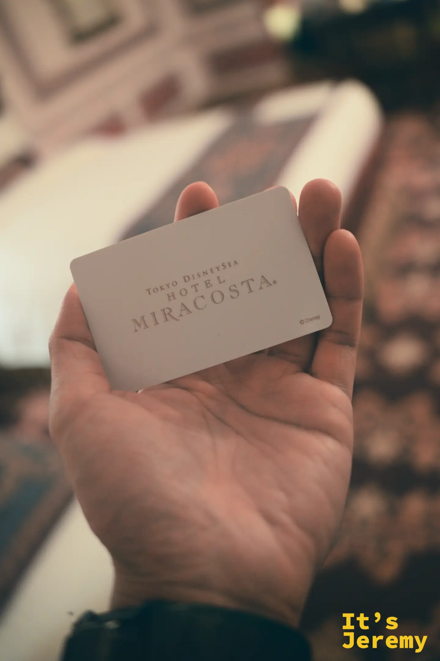 手持 Tokyo DisneySea Hotel MiraCosta 房卡
