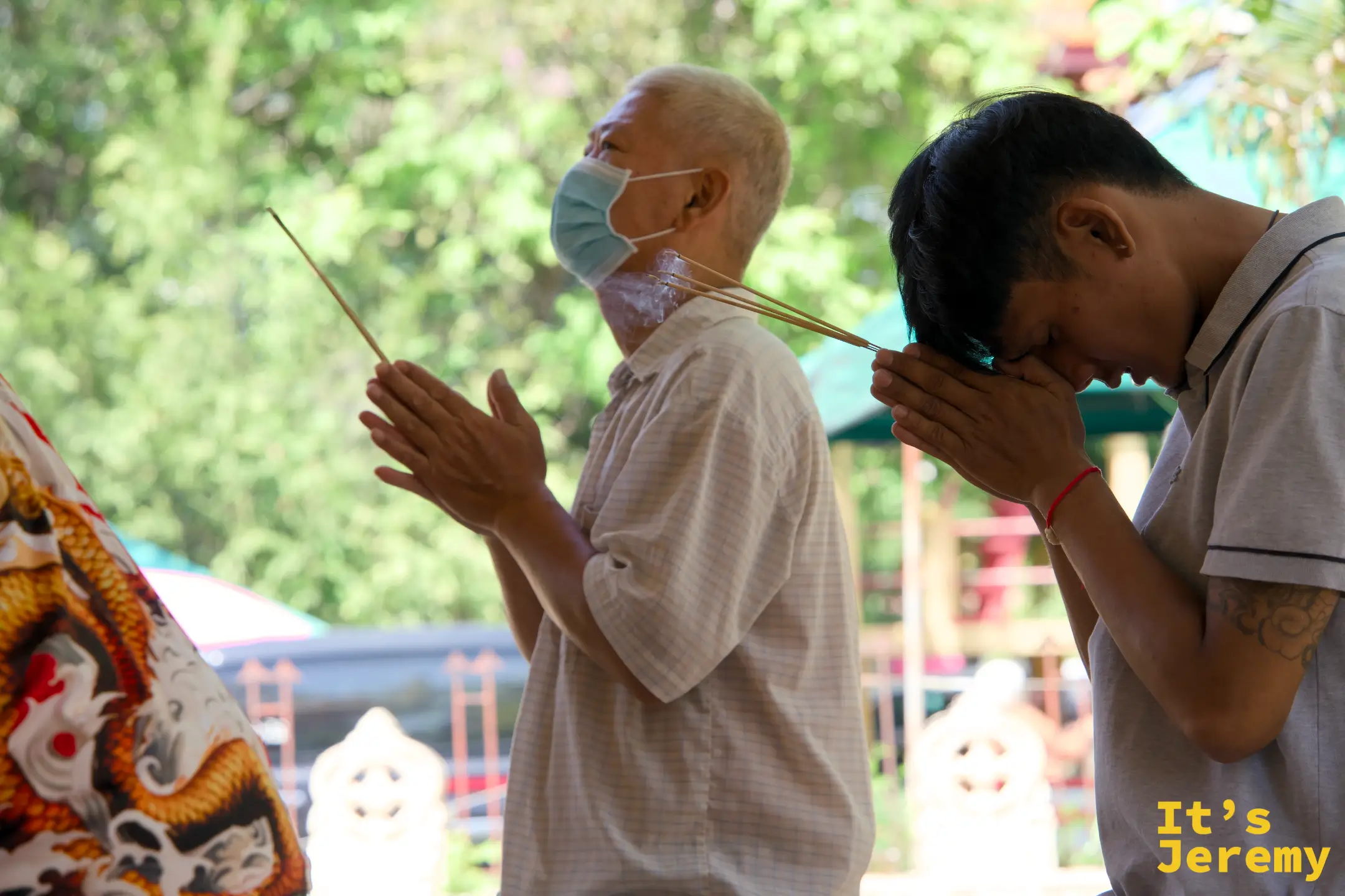 一位信徒在主佛前低頭默念，這個畫面比任何網美照都動人
