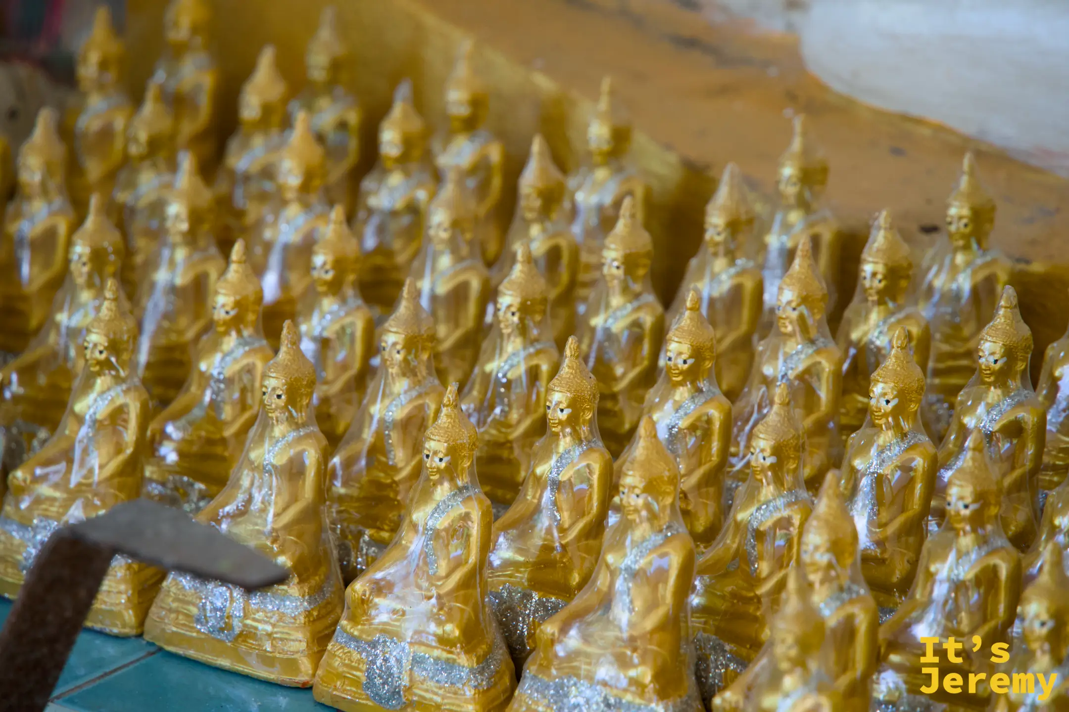 一隅的金色小佛像，整齊排列像微縮版的佛陀軍團