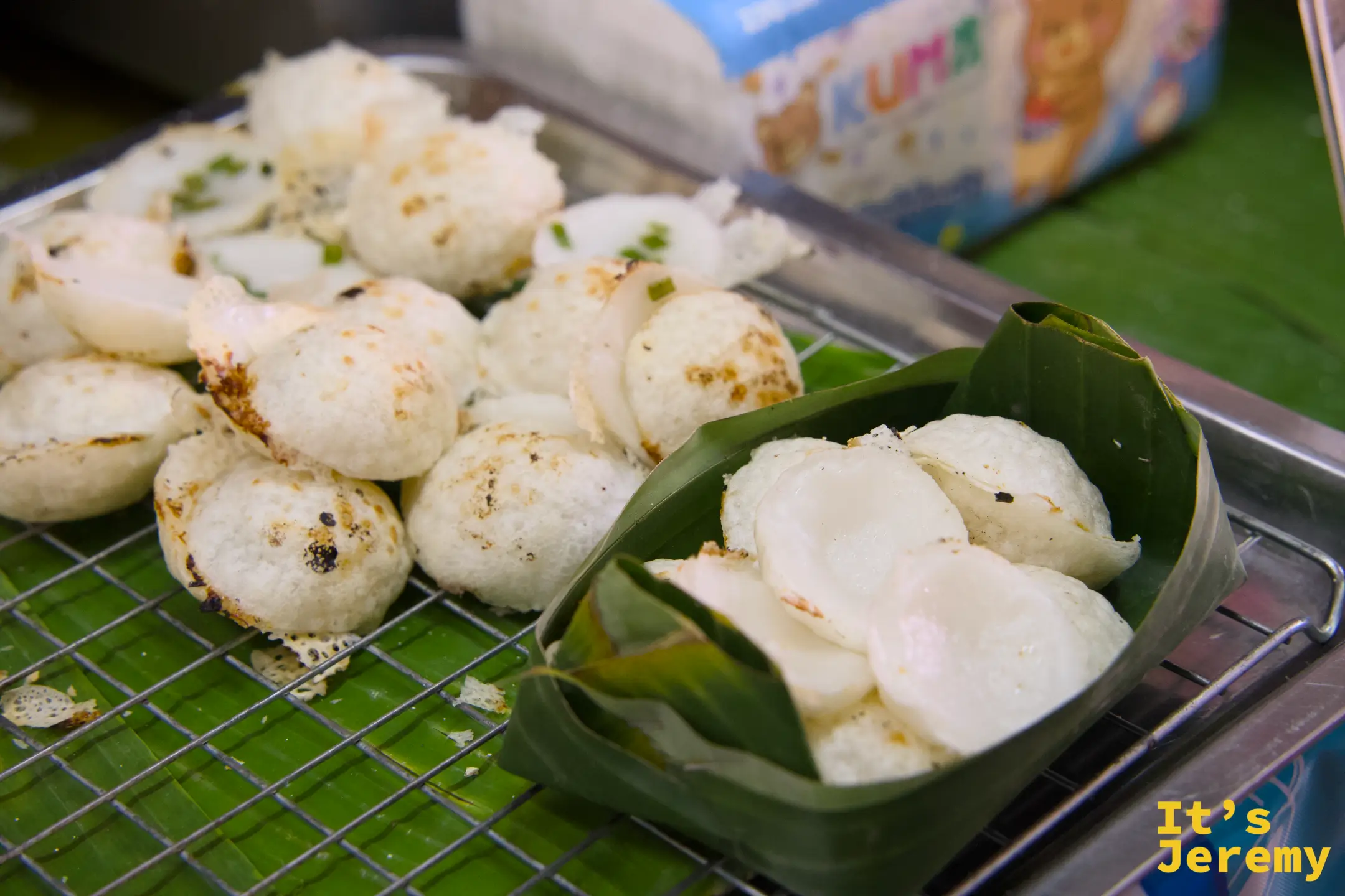 剛起鍋的 Kanom Krok，金黃色的底部還在冒熱氣