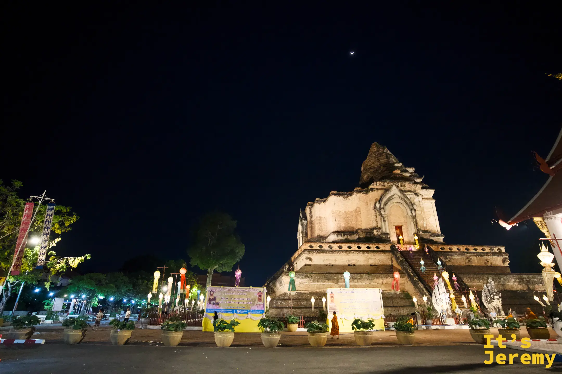 大佛塔入夜後,殘頂輪廓在夜空中清晰可辨,月亮懸在右上方