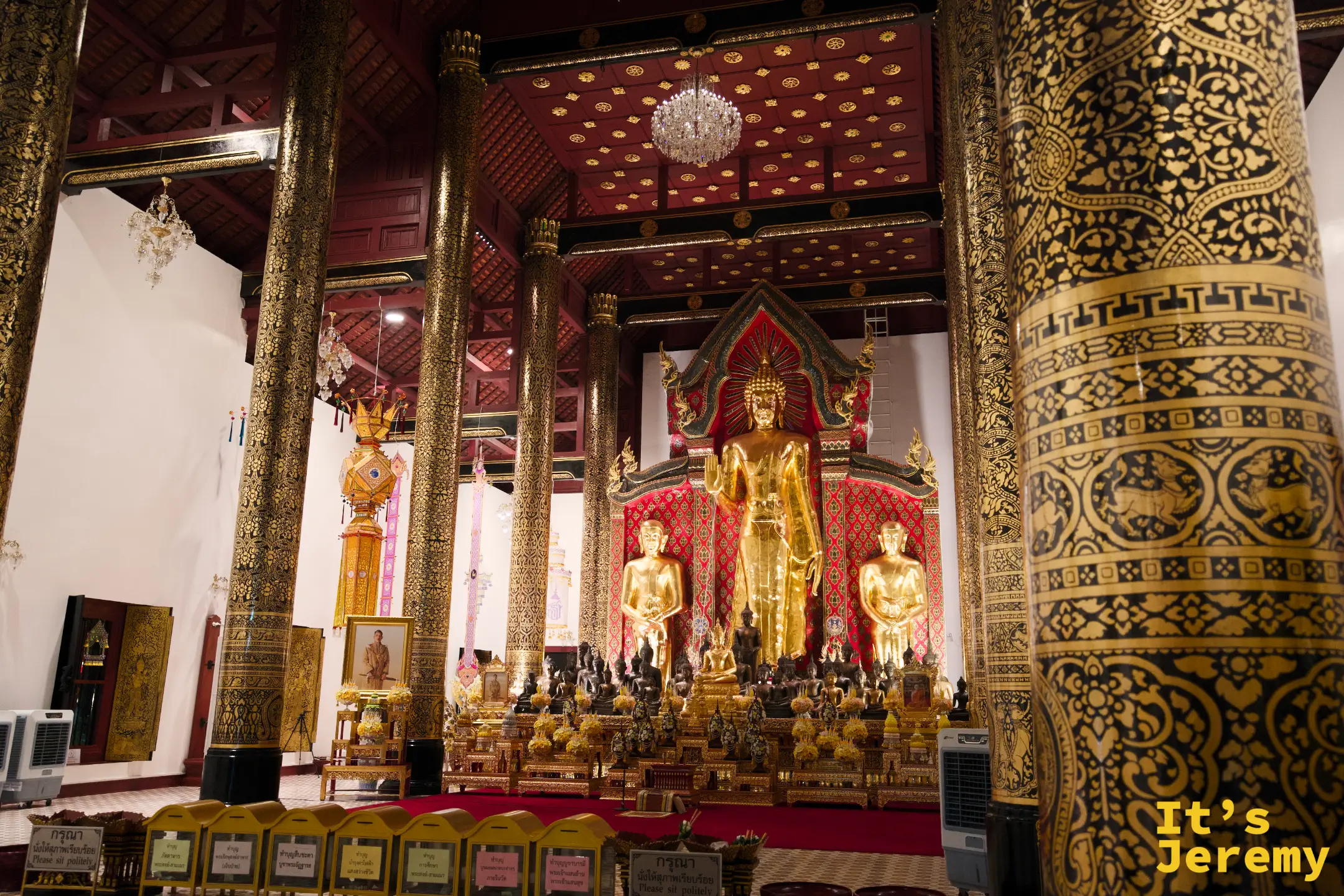 主殿內部深景,三尊金色佛依序排列,金柱如林