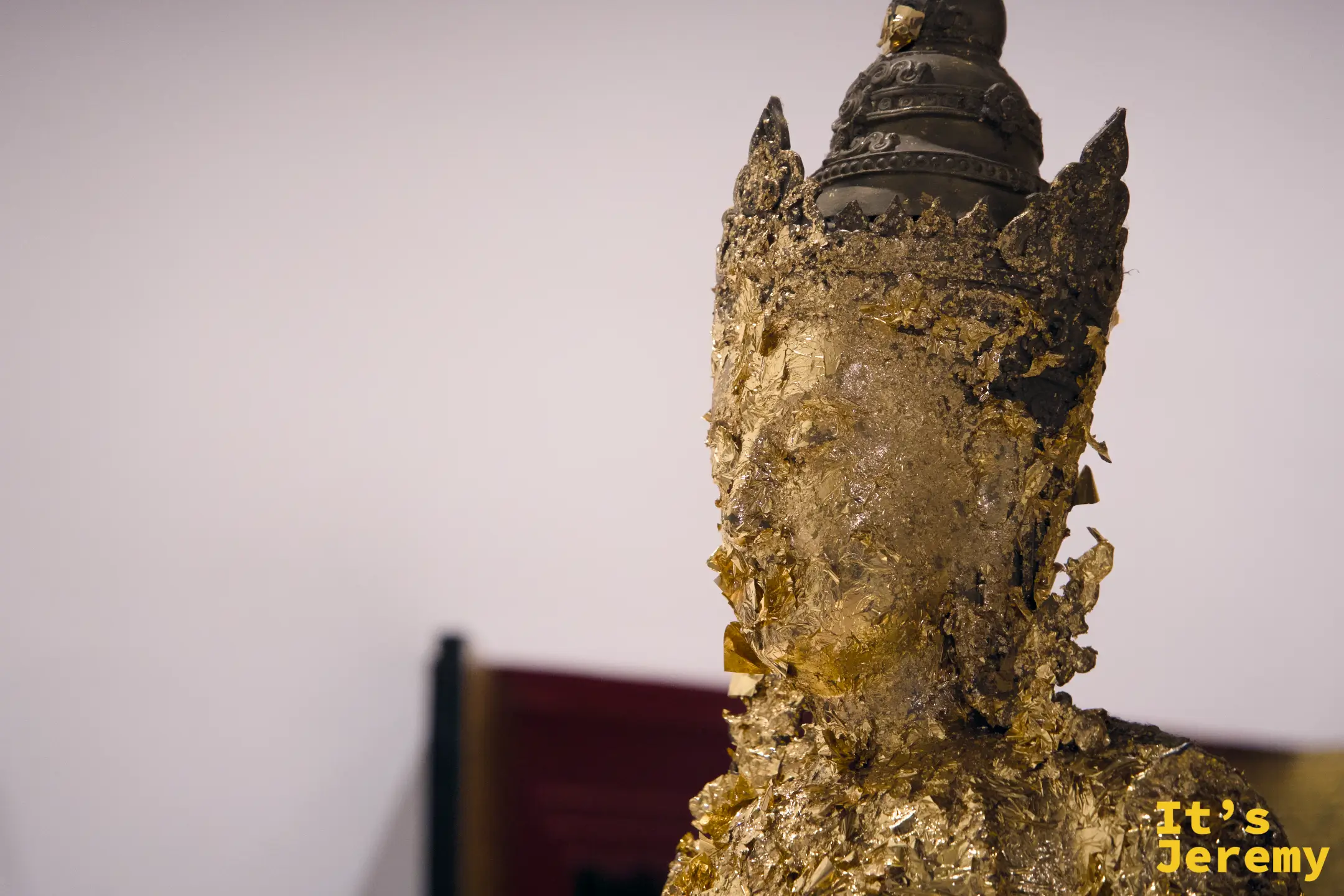 累積了無數金箔的小型神像,金箔層層相疊,幾乎遮蓋本來面目
