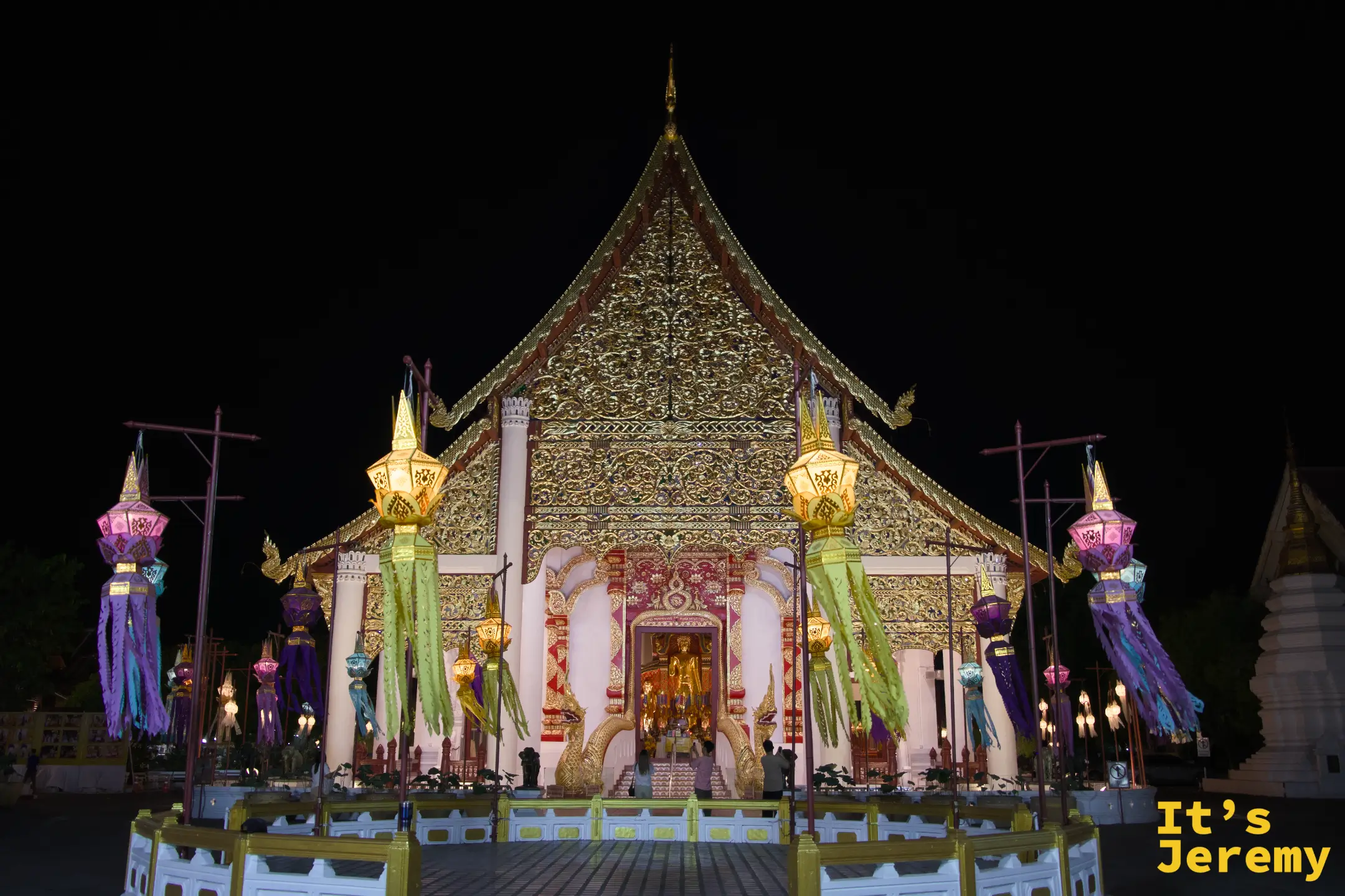 🇹🇭 清邁景點｜柴迪隆寺 Wat Chedi Luang：600 年古塔的殘缺之美，清邁古城裡不能錯過的宗教靈魂