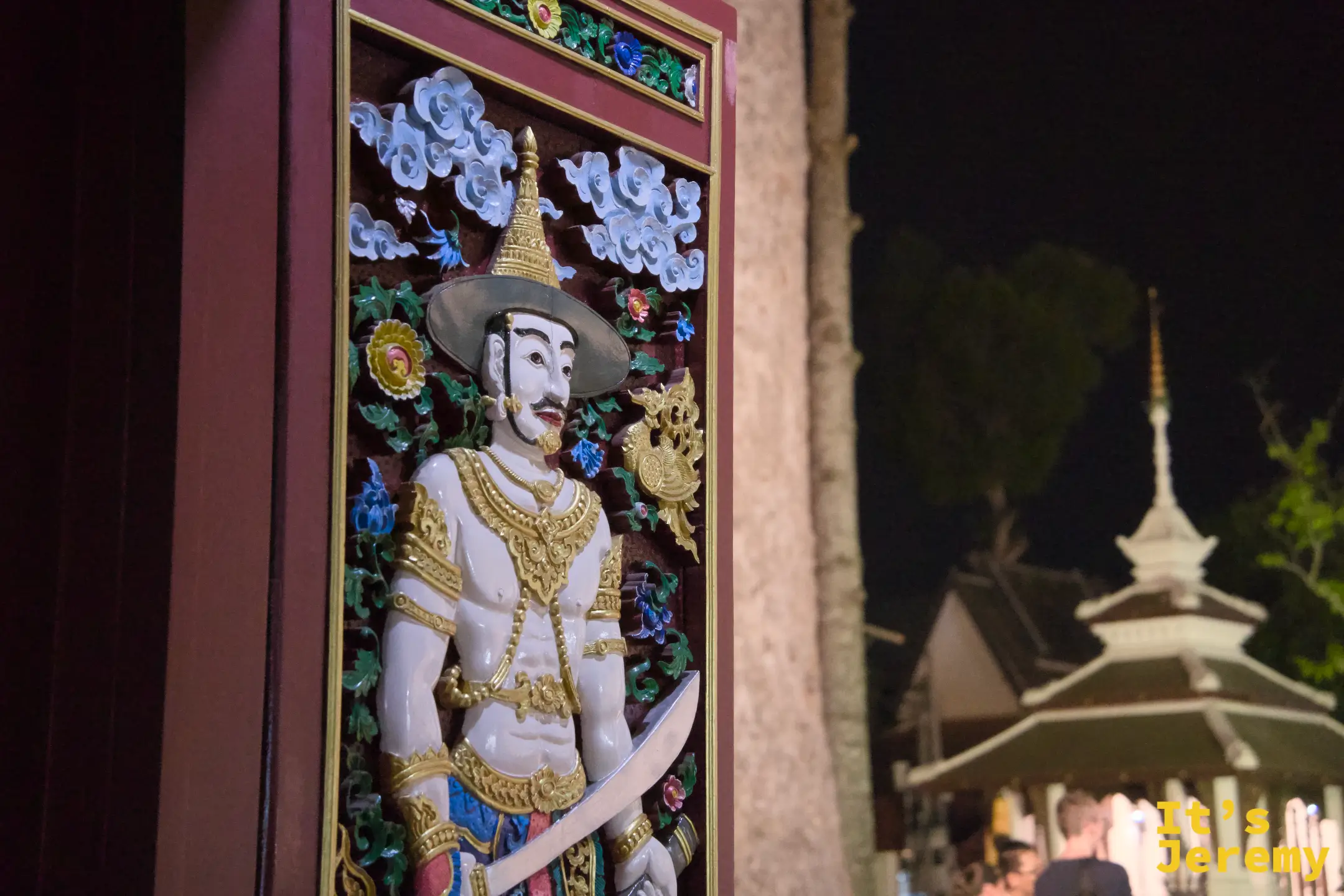 寺廟門柱上精緻的武士浮雕彩繪,每個細節都是一個故事