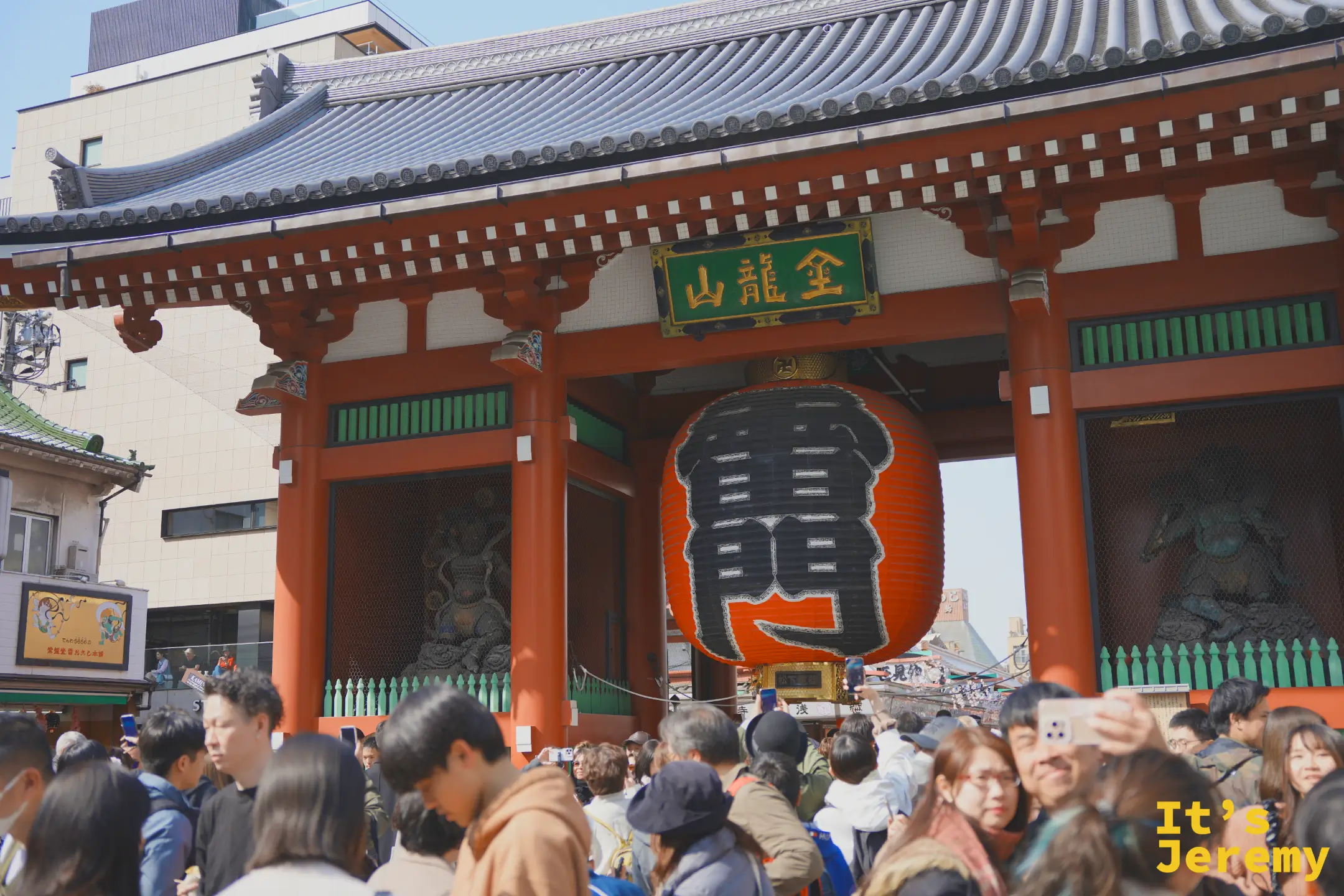 雷門正面，金龍山匾額高掛，大燈籠「雷」字在人潮中清晰可見